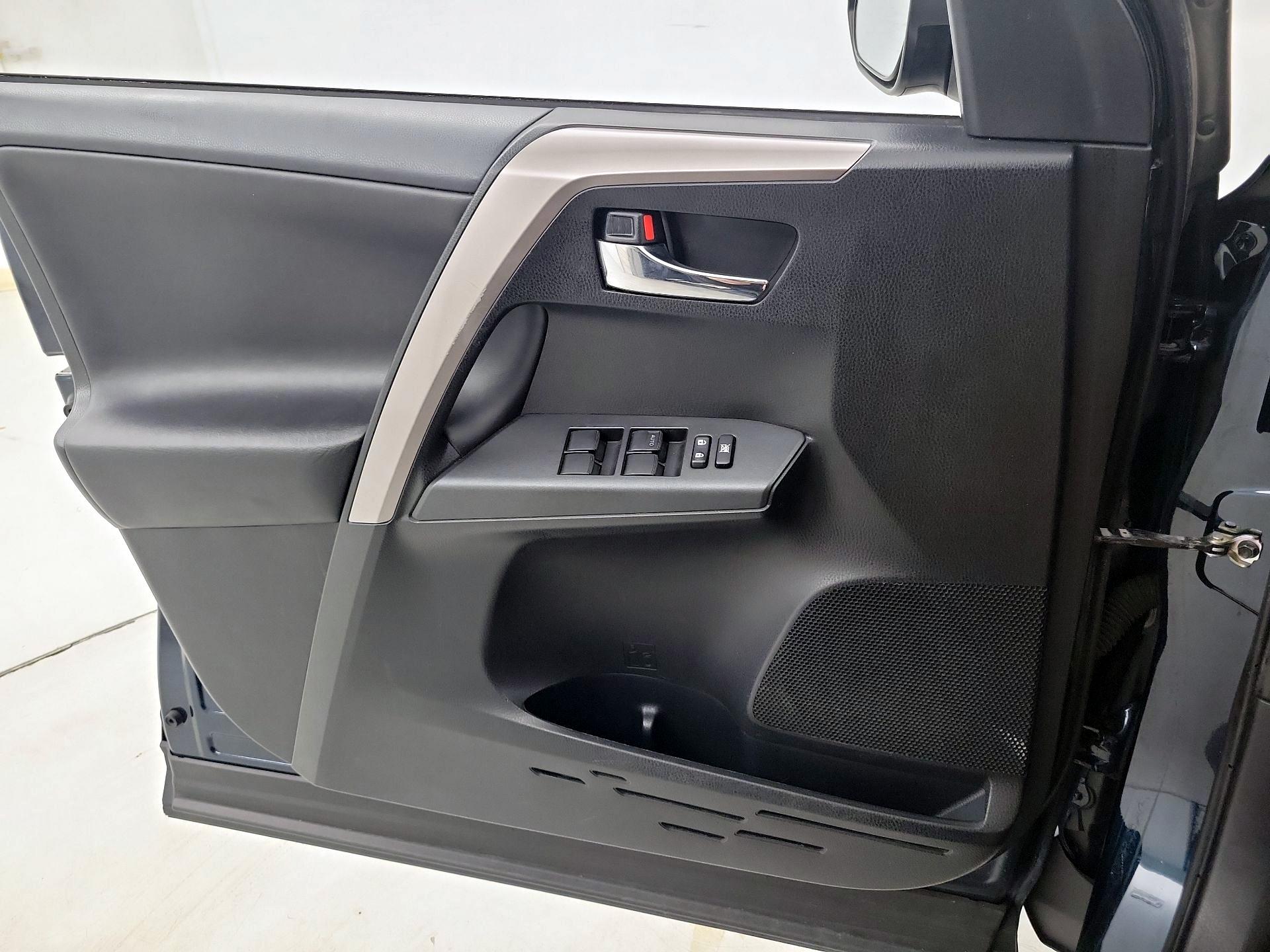 Thumbnail: 2018 Toyota RAV4 - 12