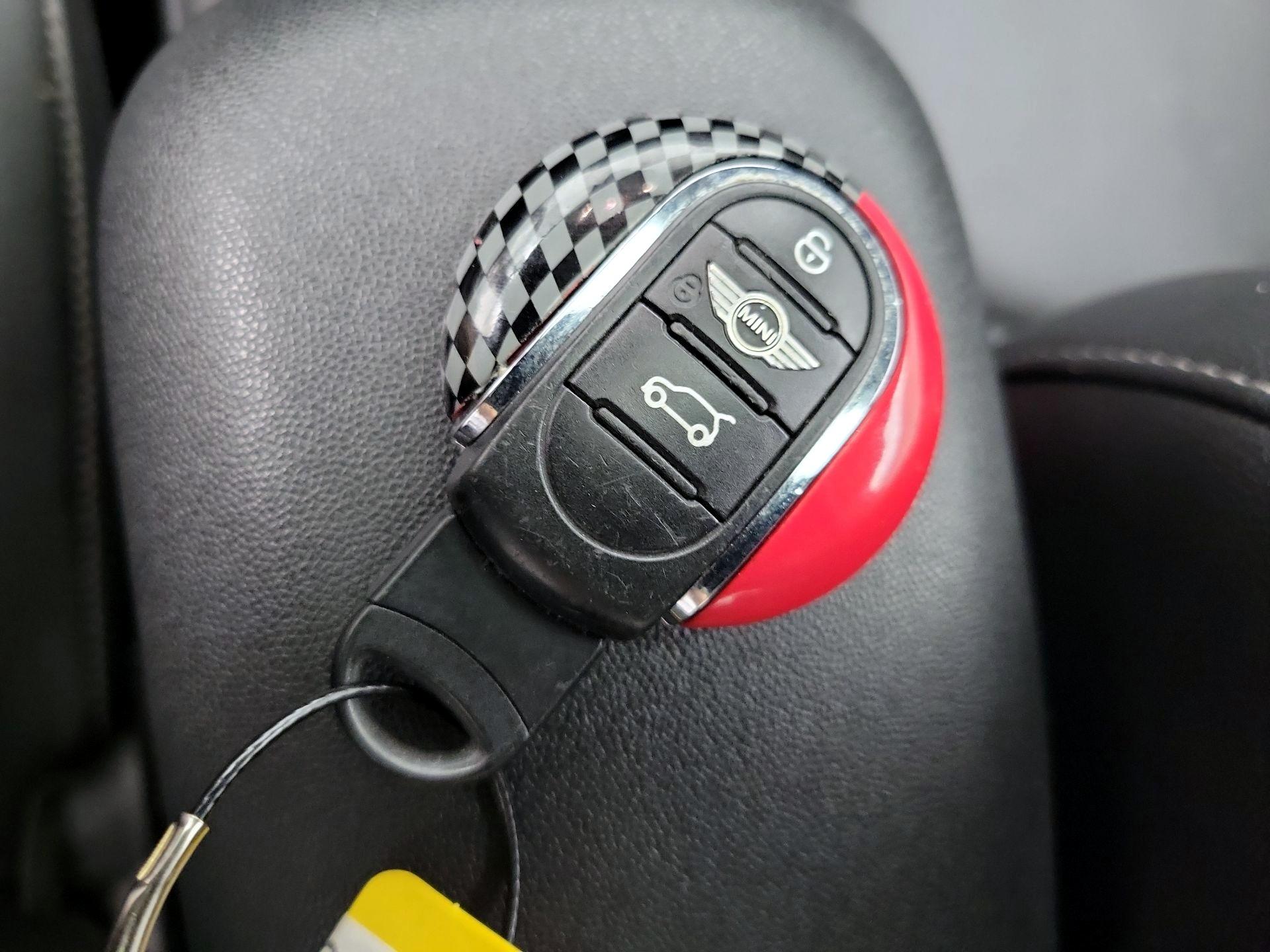 Thumbnail: 2016 MINI Cooper Hardtop - 20