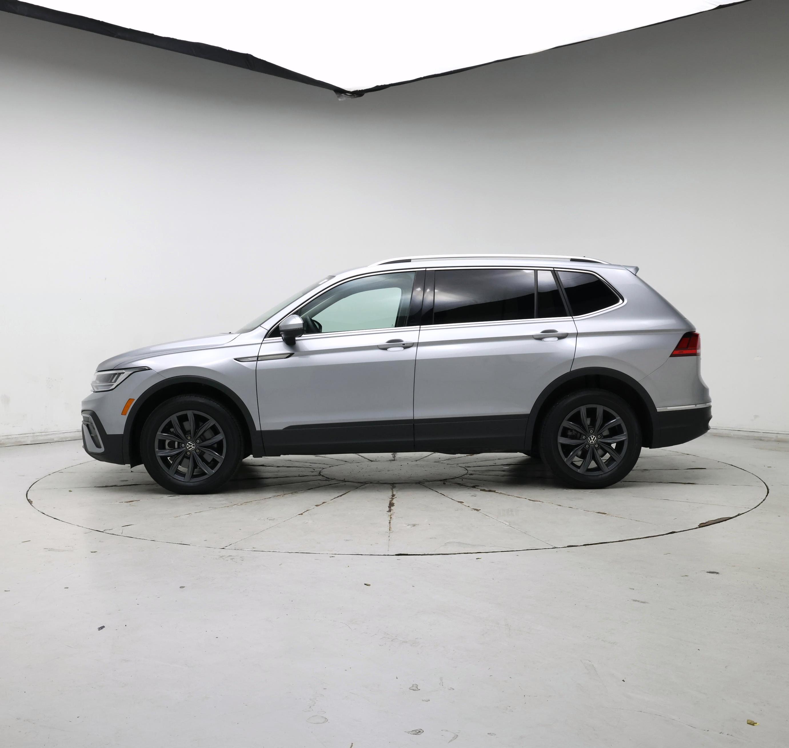 Thumbnail: 2022 Volkswagen Tiguan - 3