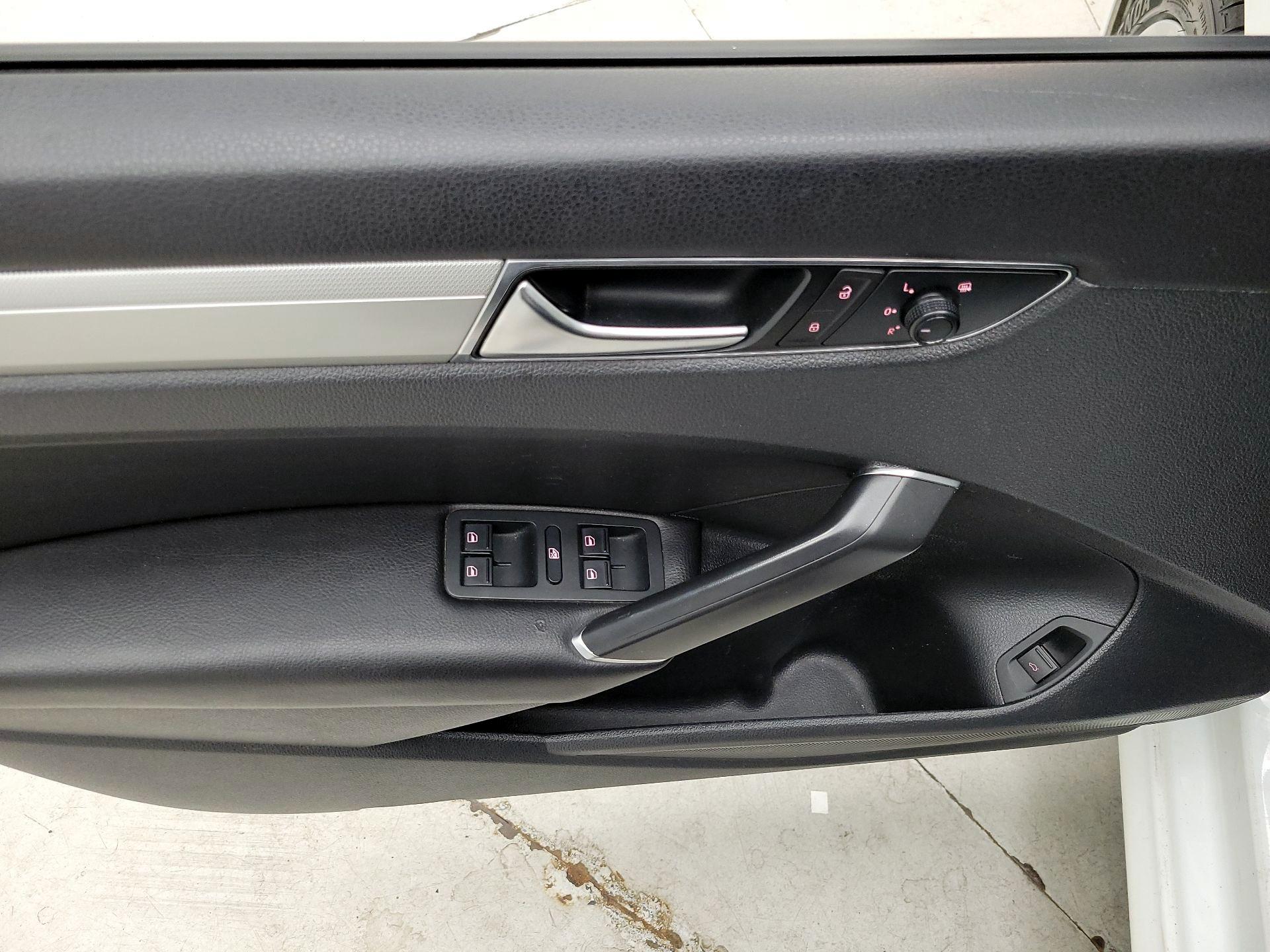 Thumbnail: 2019 Volkswagen Passat - 12