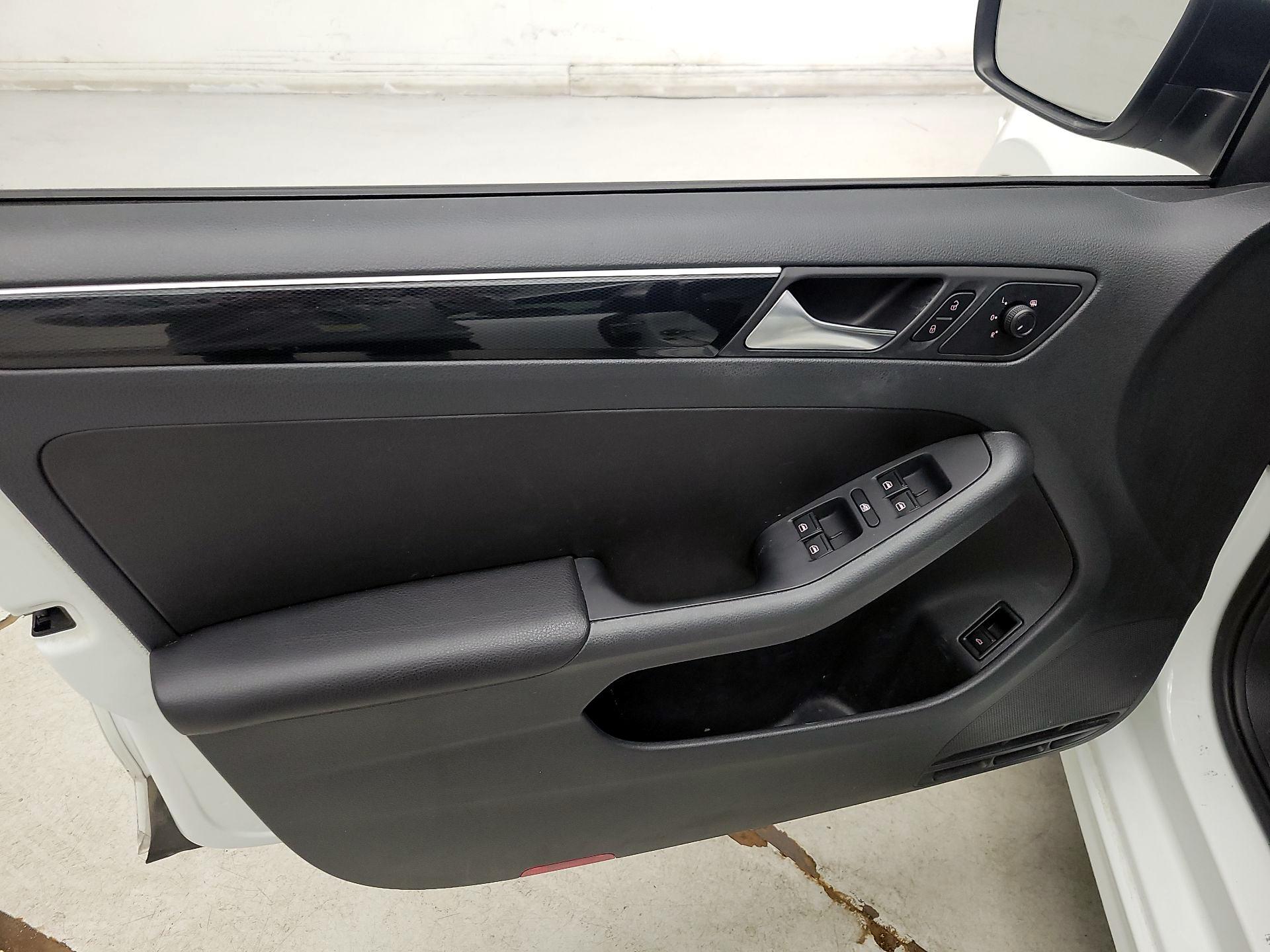 Thumbnail: 2015 Volkswagen Jetta - 12