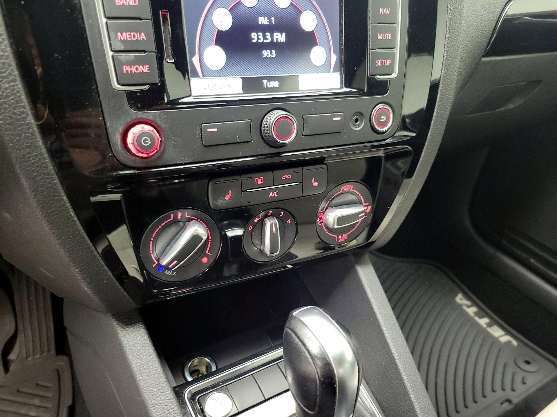 Thumbnail: 2015 Volkswagen Jetta - 17