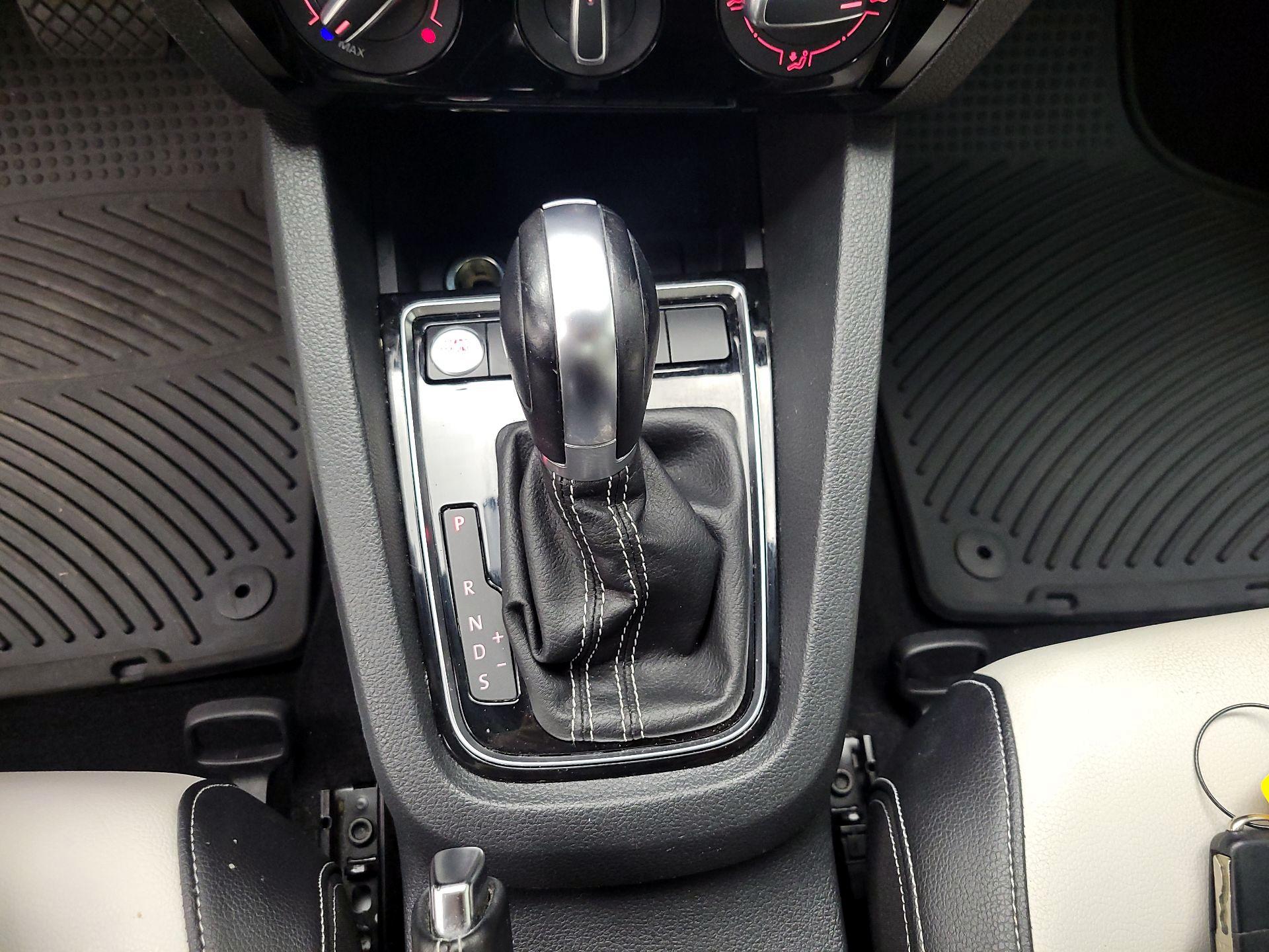 Thumbnail: 2015 Volkswagen Jetta - 18