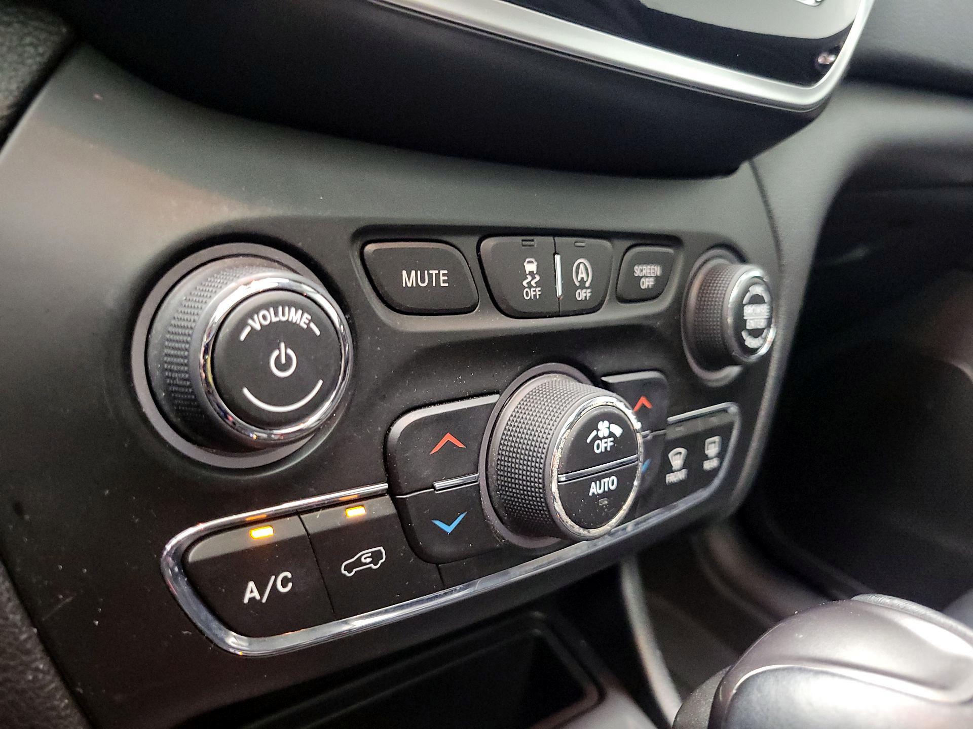 Thumbnail: 2019 Jeep Cherokee - 16