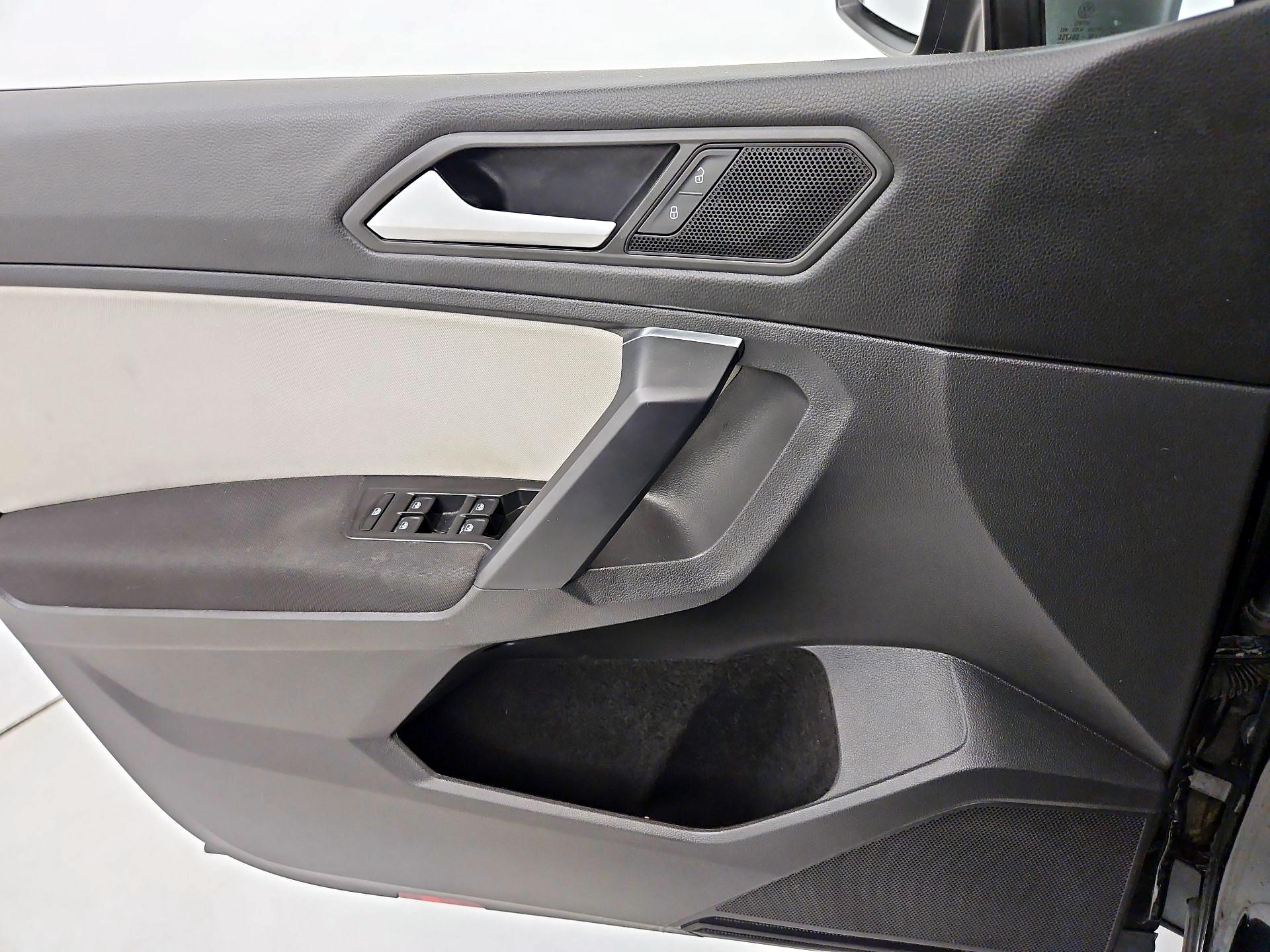 Thumbnail: 2021 Volkswagen Tiguan - 12
