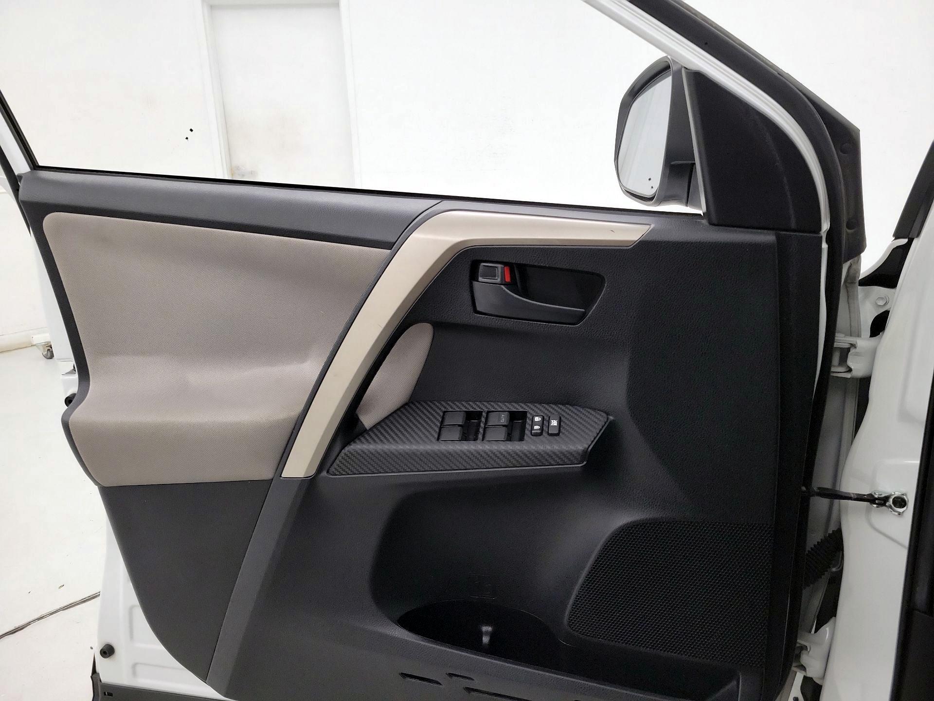 Thumbnail: 2015 Toyota RAV4 - 12