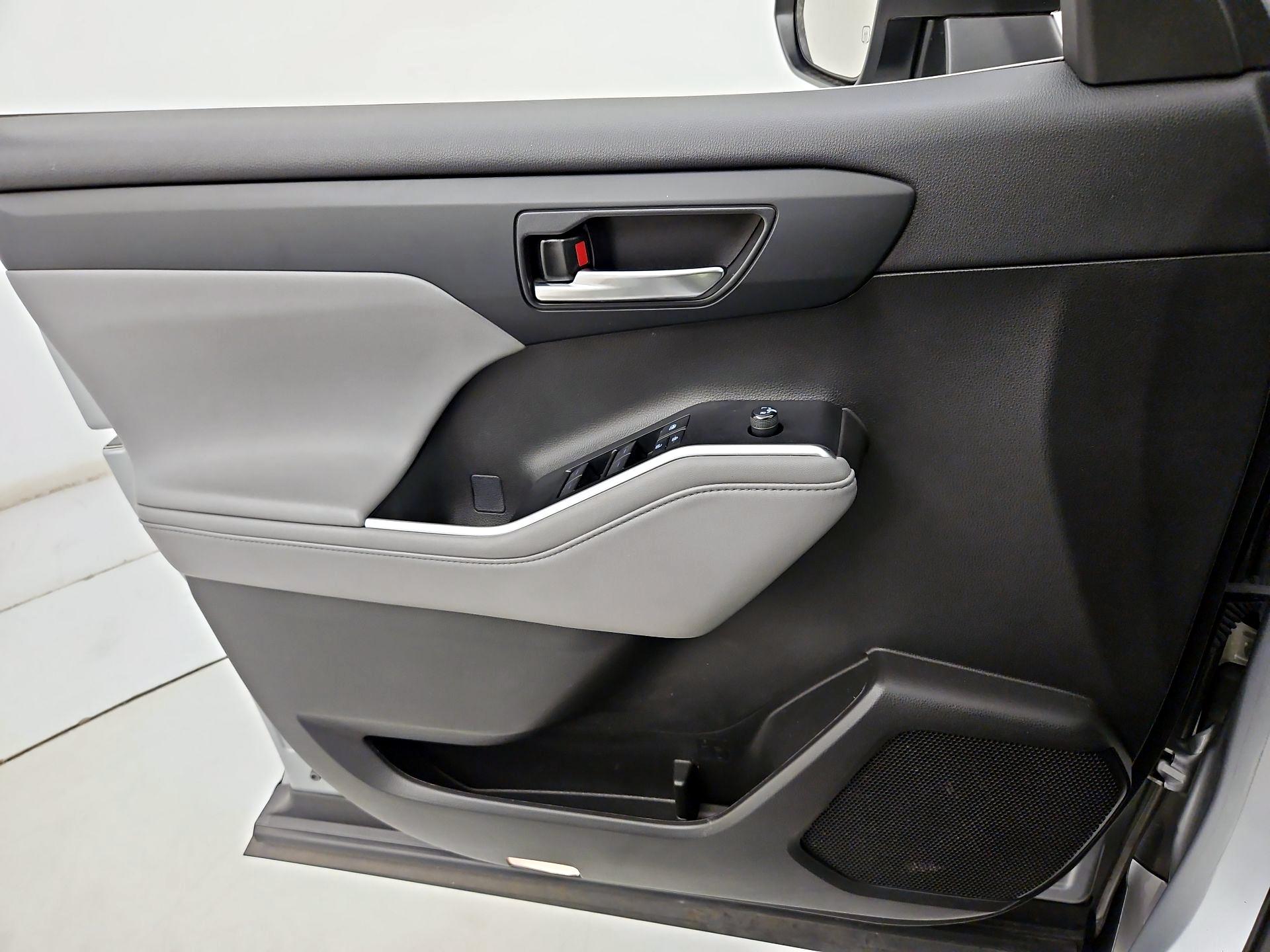Thumbnail: 2021 Toyota Highlander - 12