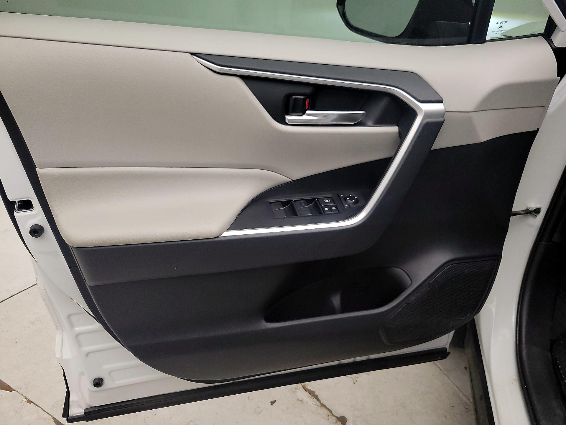 Thumbnail: 2019 Toyota RAV4 - 12