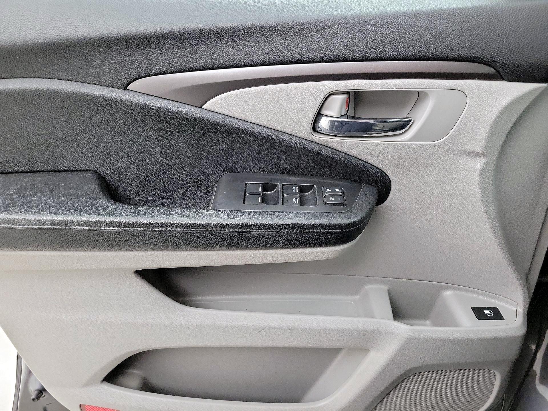 Thumbnail: 2017 Honda Pilot - 12