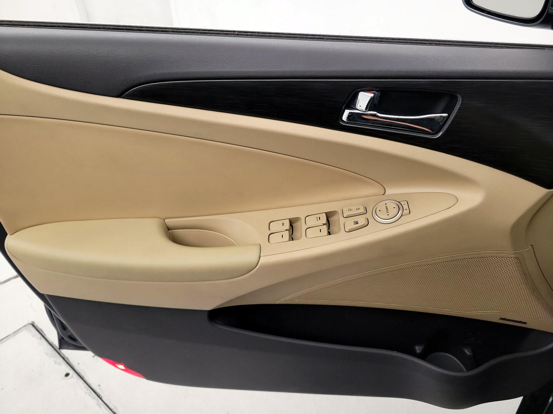 Thumbnail: 2013 Hyundai Sonata - 12