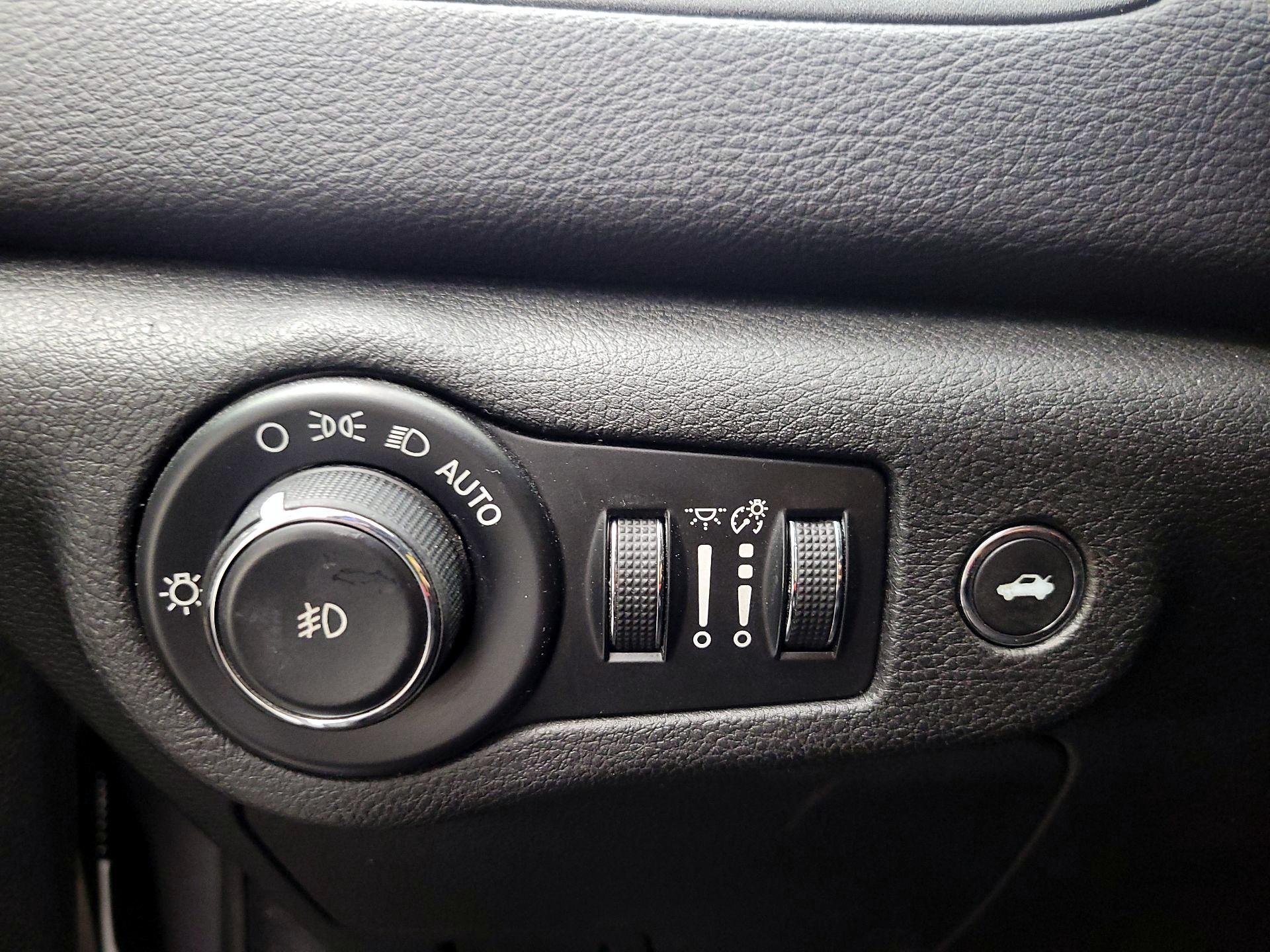 Thumbnail: 2015 Chrysler 200 - 13