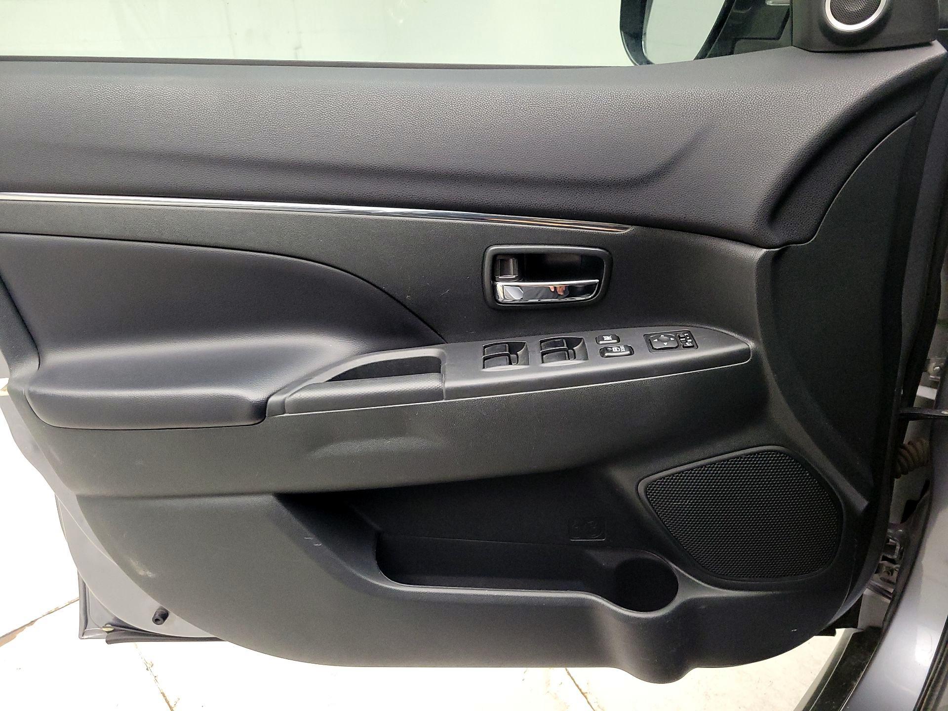 Thumbnail: 2016 Mitsubishi Outlander Sport - 12
