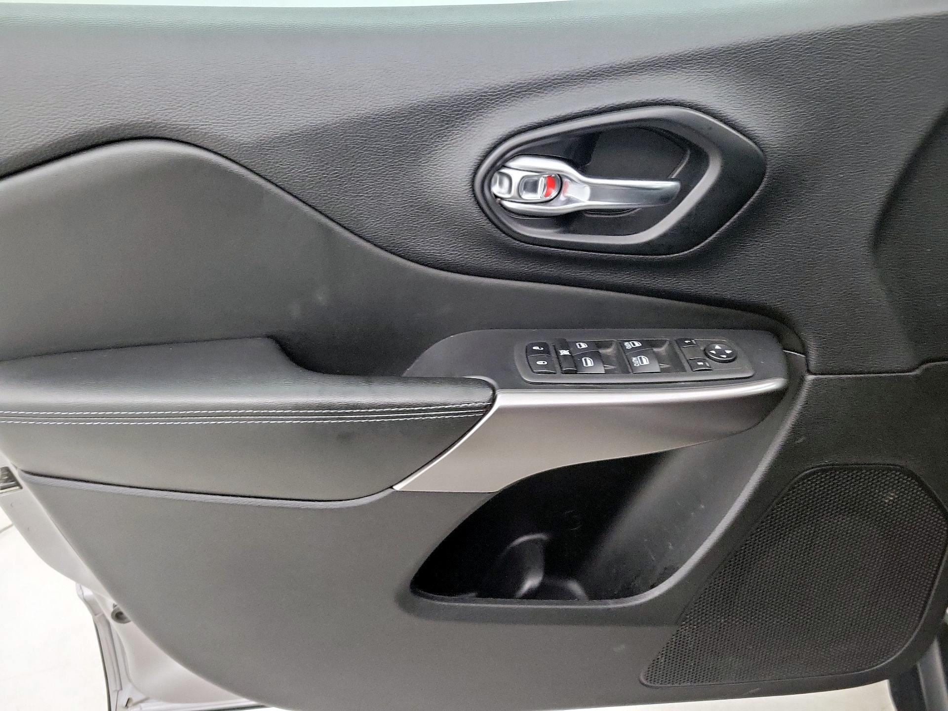 Thumbnail: 2021 Jeep Cherokee - 12