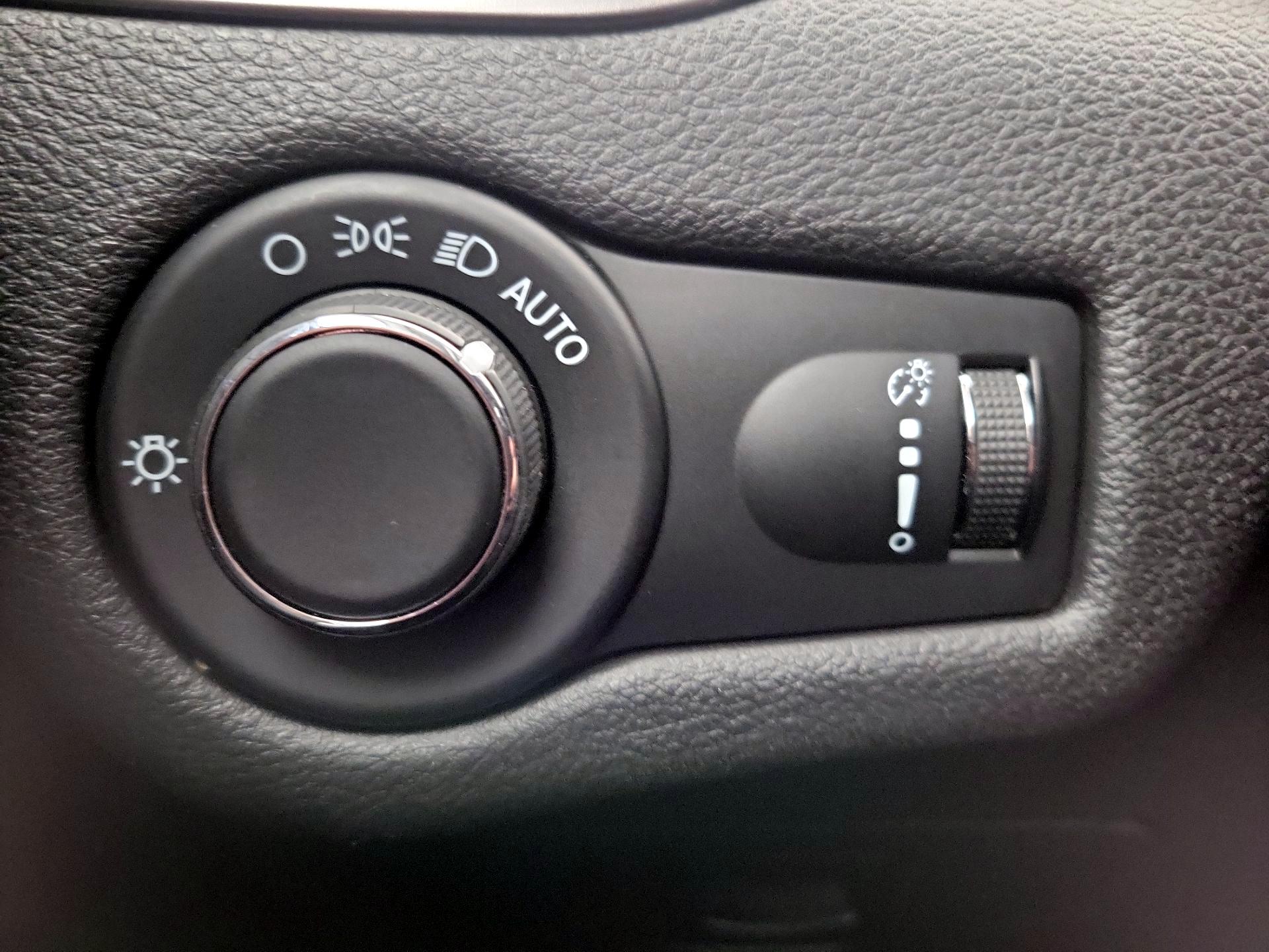 Thumbnail: 2021 Jeep Cherokee - 13