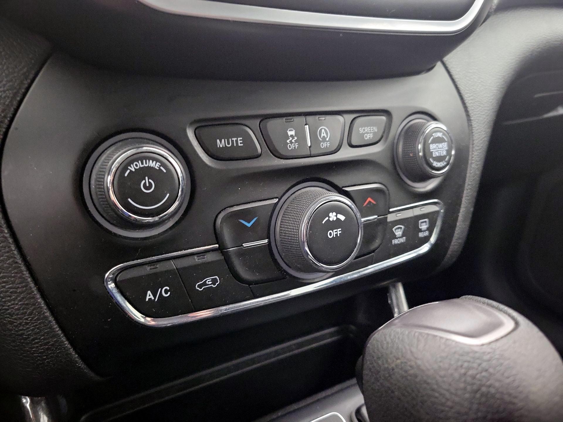 Thumbnail: 2021 Jeep Cherokee - 16