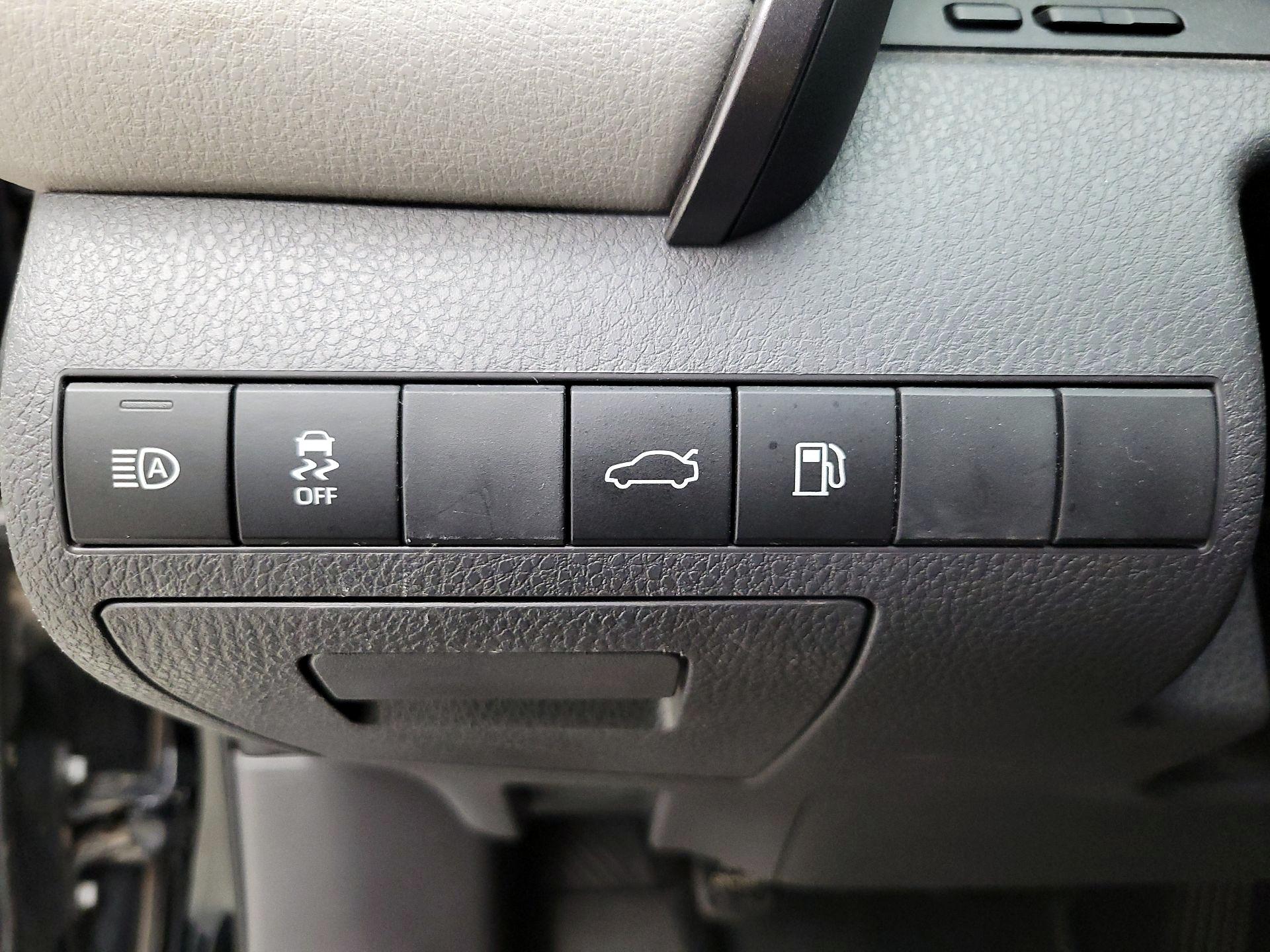 Thumbnail: 2018 Toyota Camry - 13
