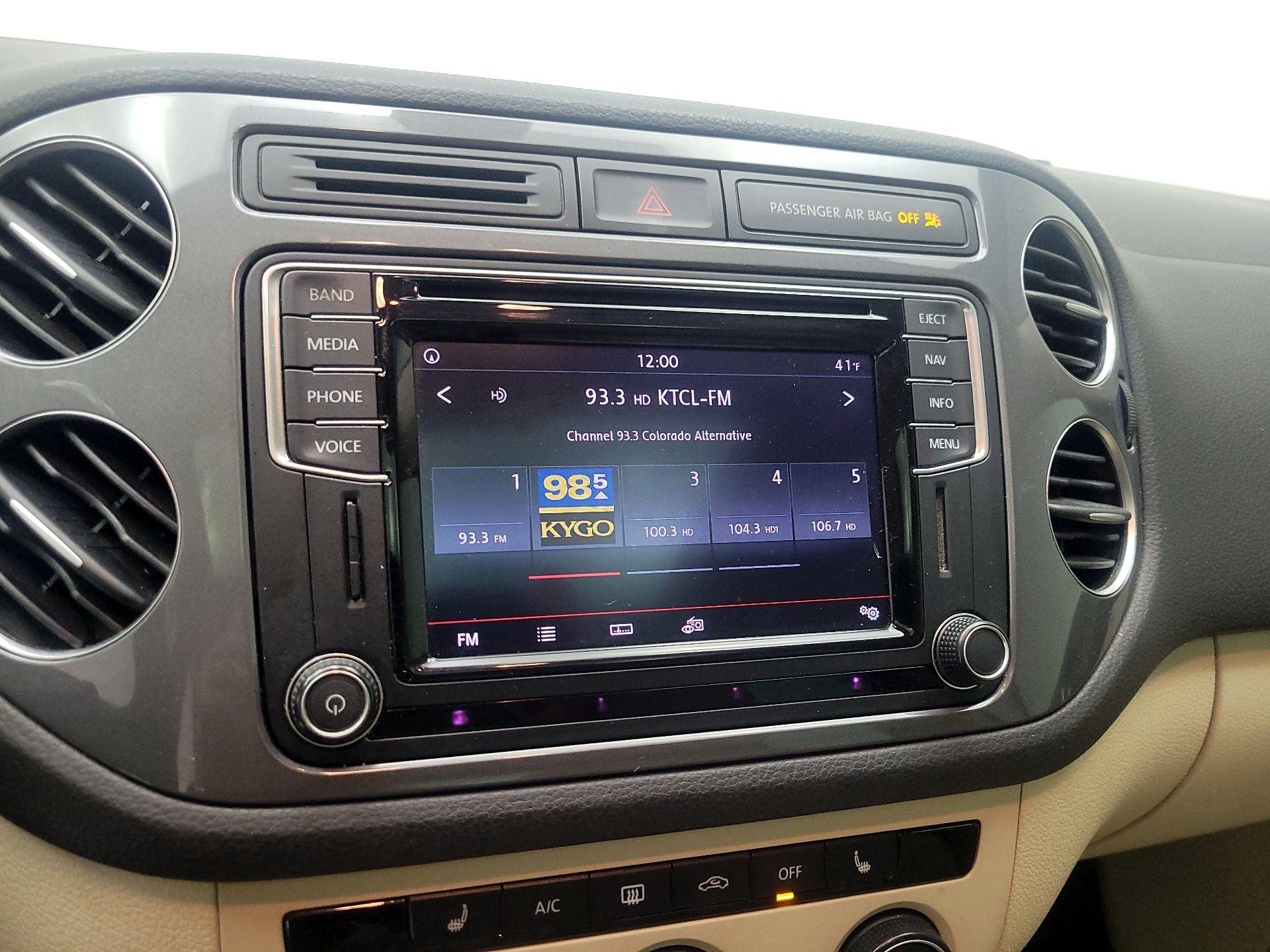 Thumbnail: 2016 Volkswagen Tiguan - 16