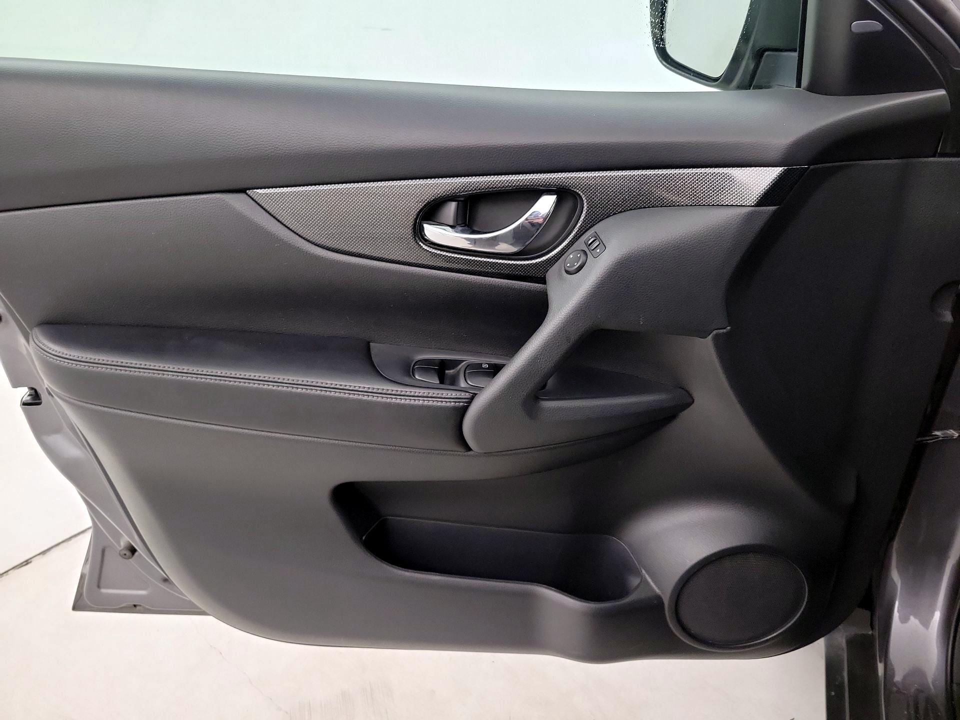Thumbnail: 2016 Nissan Rogue - 12