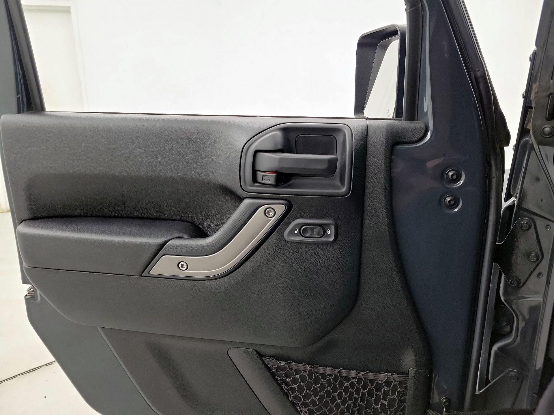 Thumbnail: 2016 Jeep Wrangler - 12