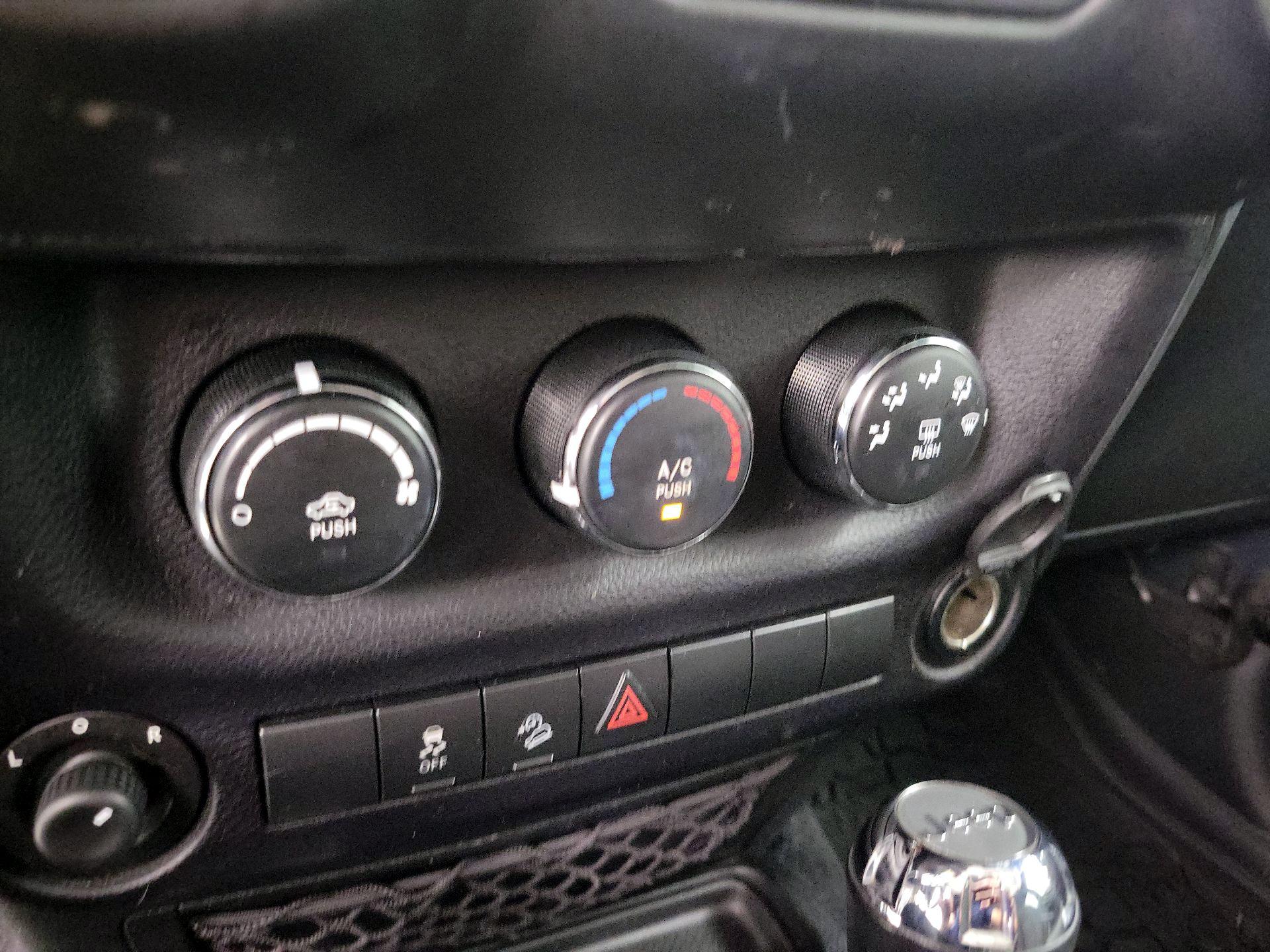 Thumbnail: 2016 Jeep Wrangler - 14