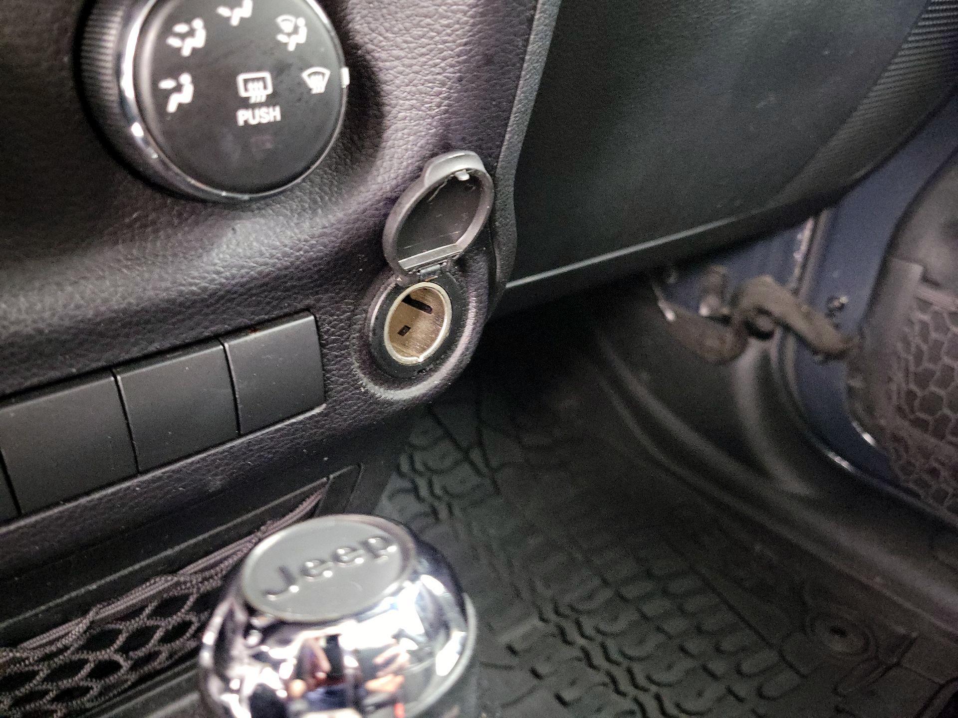 Thumbnail: 2016 Jeep Wrangler - 16