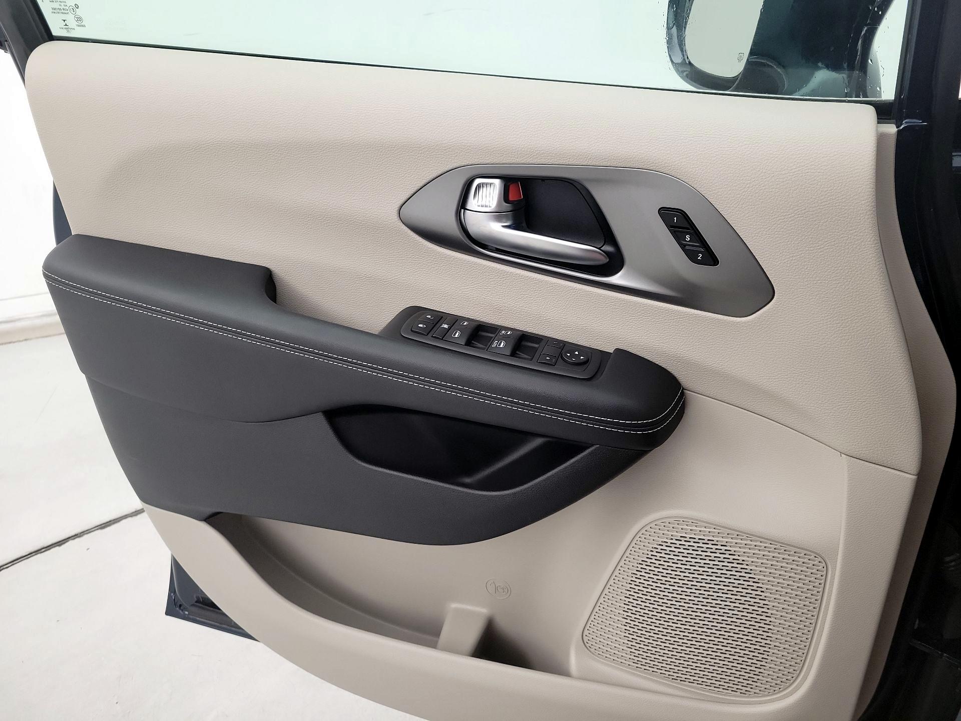 Thumbnail: 2022 Chrysler Pacifica - 12