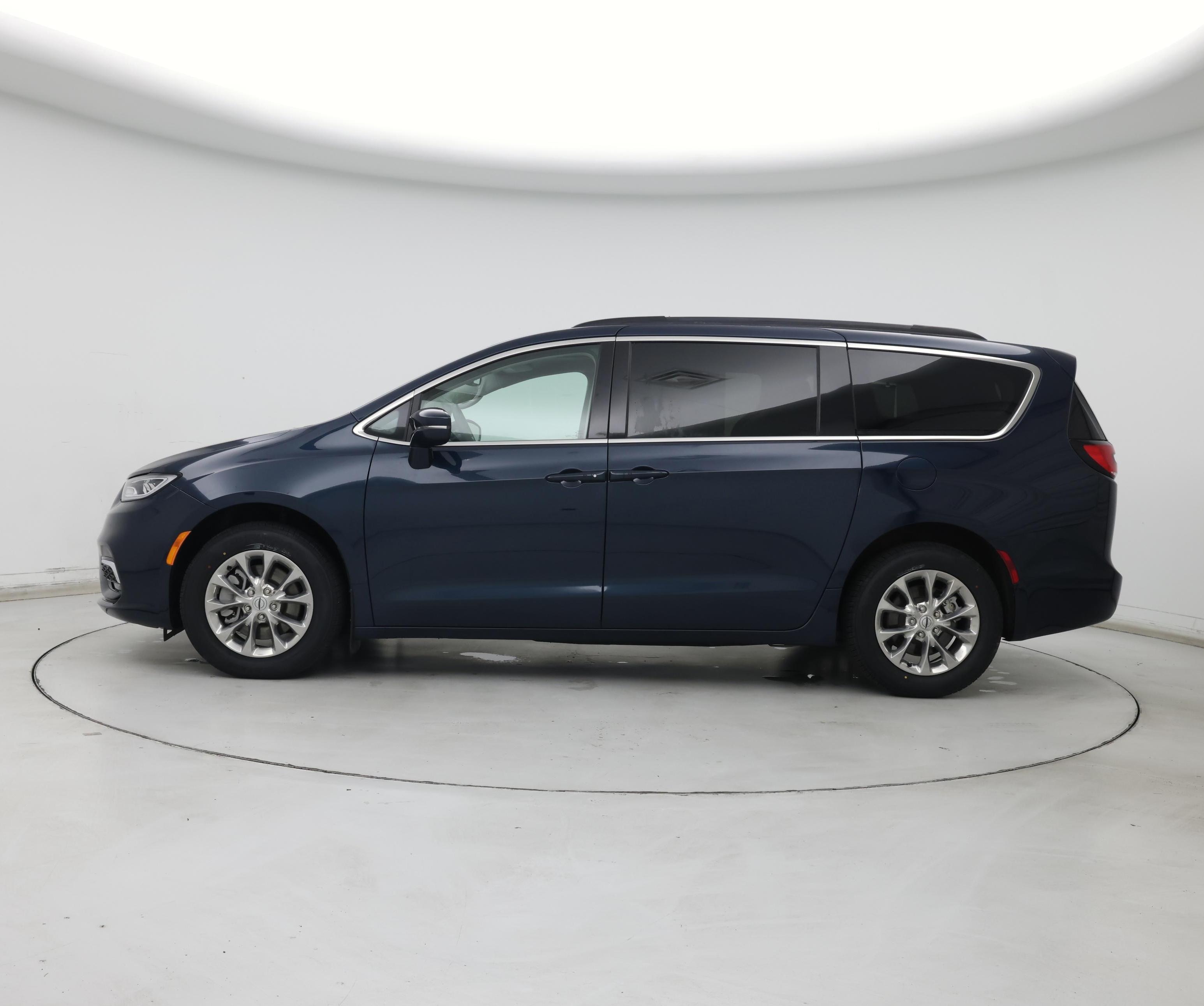 Thumbnail: 2022 Chrysler Pacifica - 3