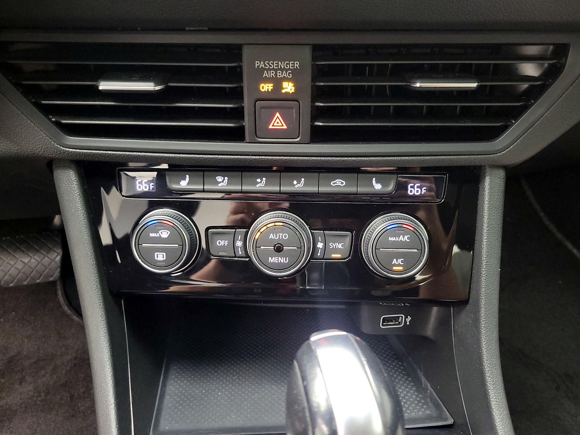 Thumbnail: 2019 Volkswagen Jetta - 16