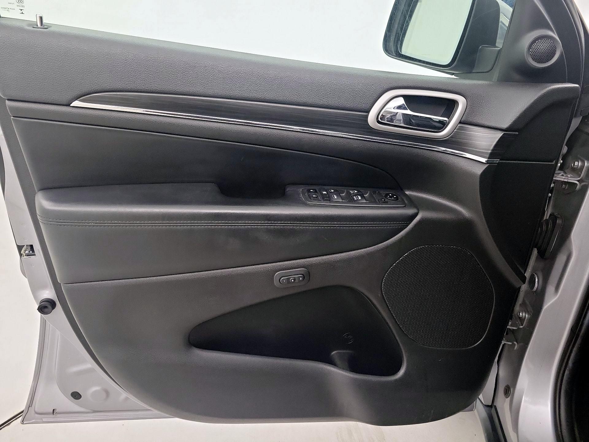 Thumbnail: 2020 Jeep Grand Cherokee - 12