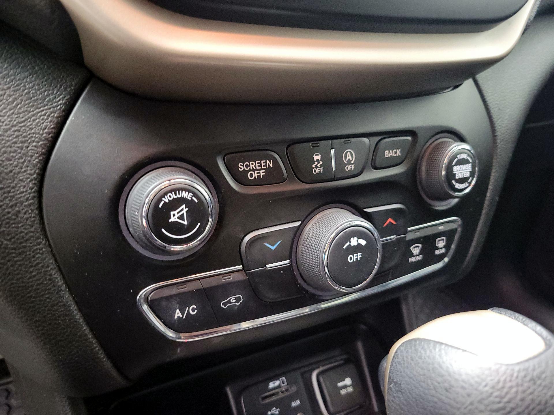 Thumbnail: 2015 Jeep Cherokee - 16