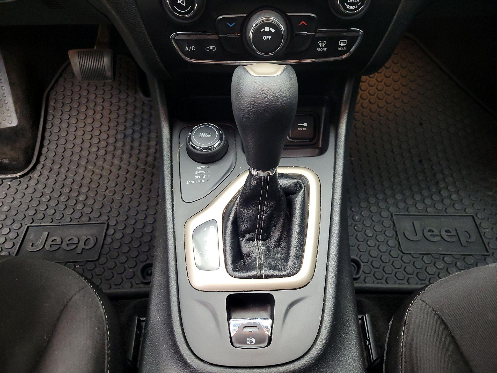 Thumbnail: 2015 Jeep Cherokee - 17