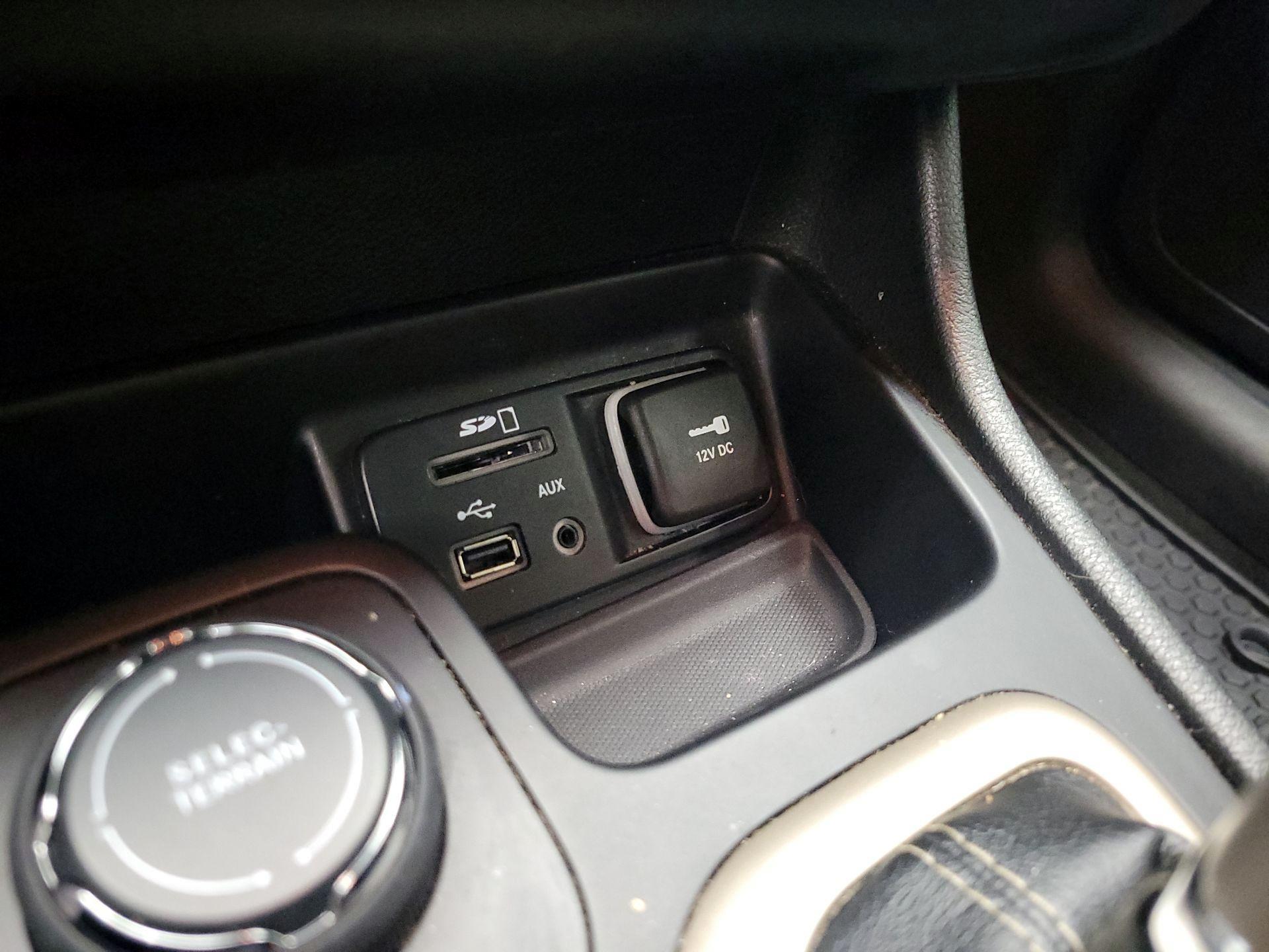 Thumbnail: 2015 Jeep Cherokee - 18