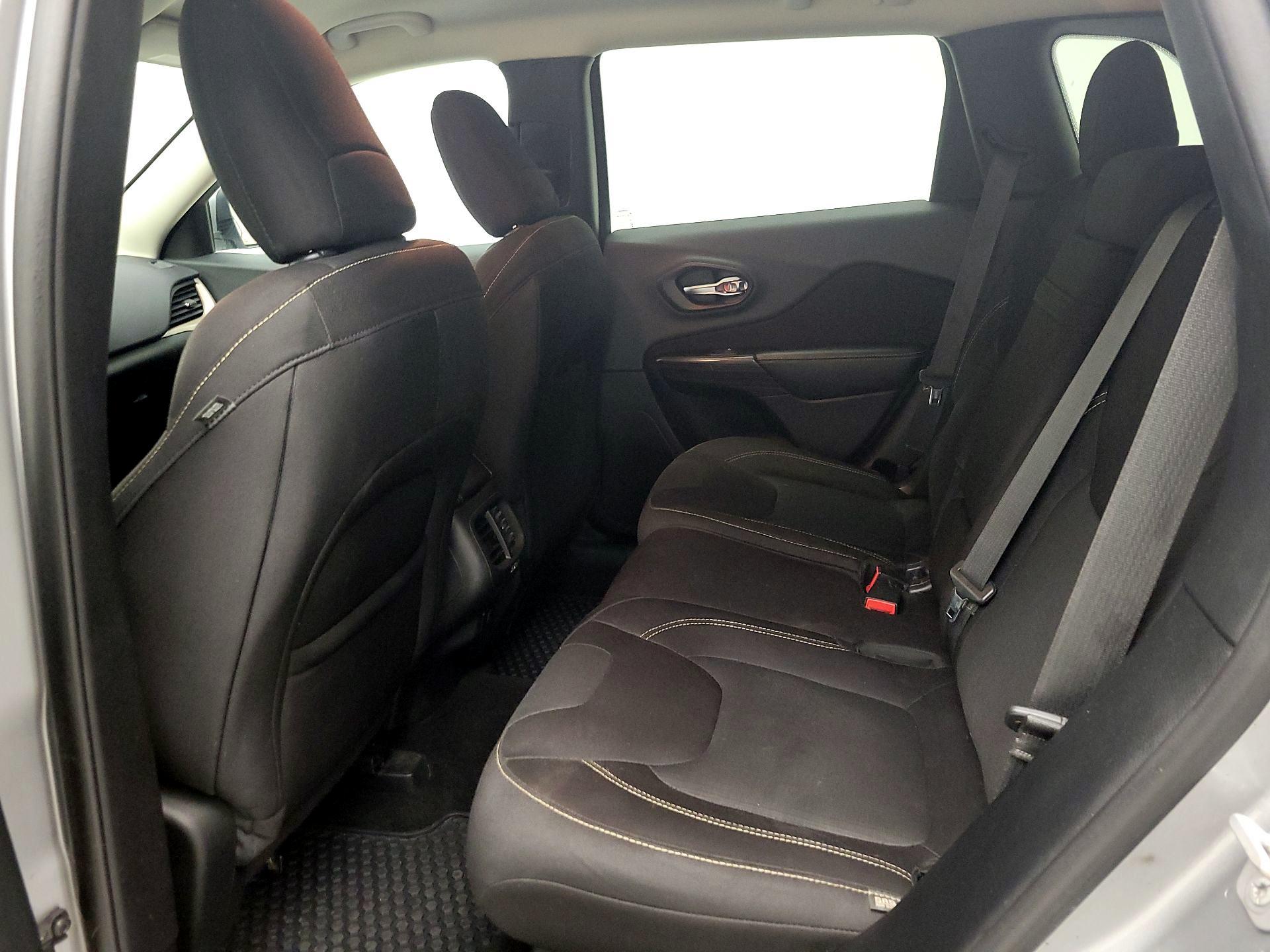 Thumbnail: 2015 Jeep Cherokee - 19