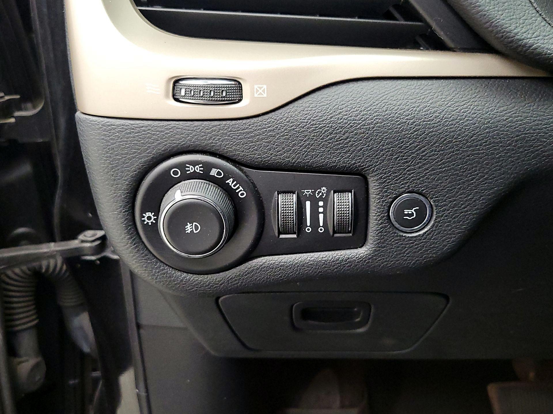 Thumbnail: 2016 Jeep Cherokee - 11