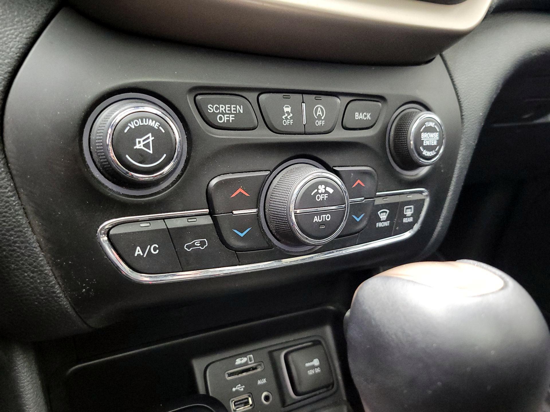 Thumbnail: 2016 Jeep Cherokee - 15