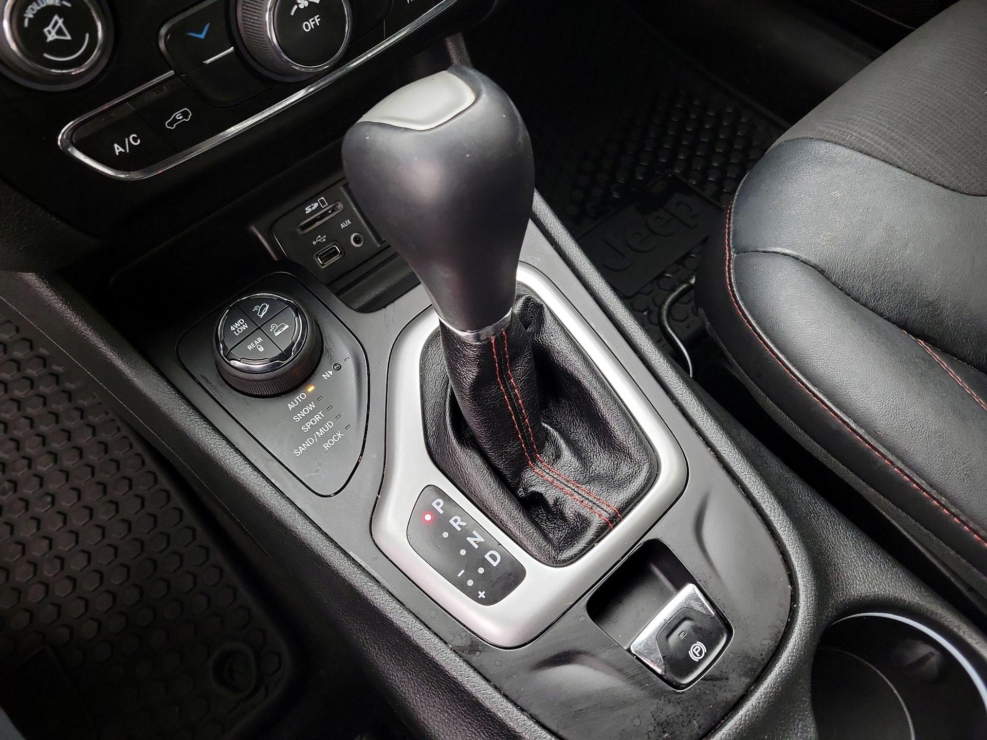 Thumbnail: 2015 Jeep Cherokee - 18