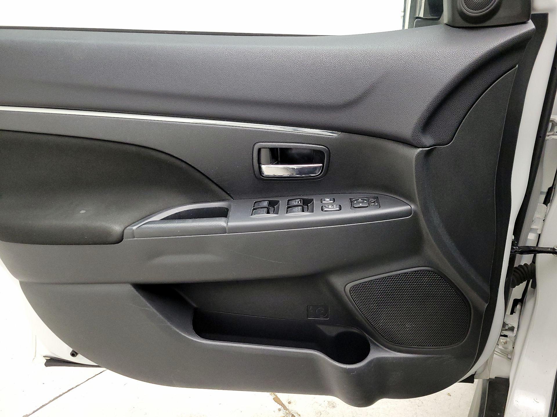 Thumbnail: 2016 Mitsubishi Outlander Sport - 10