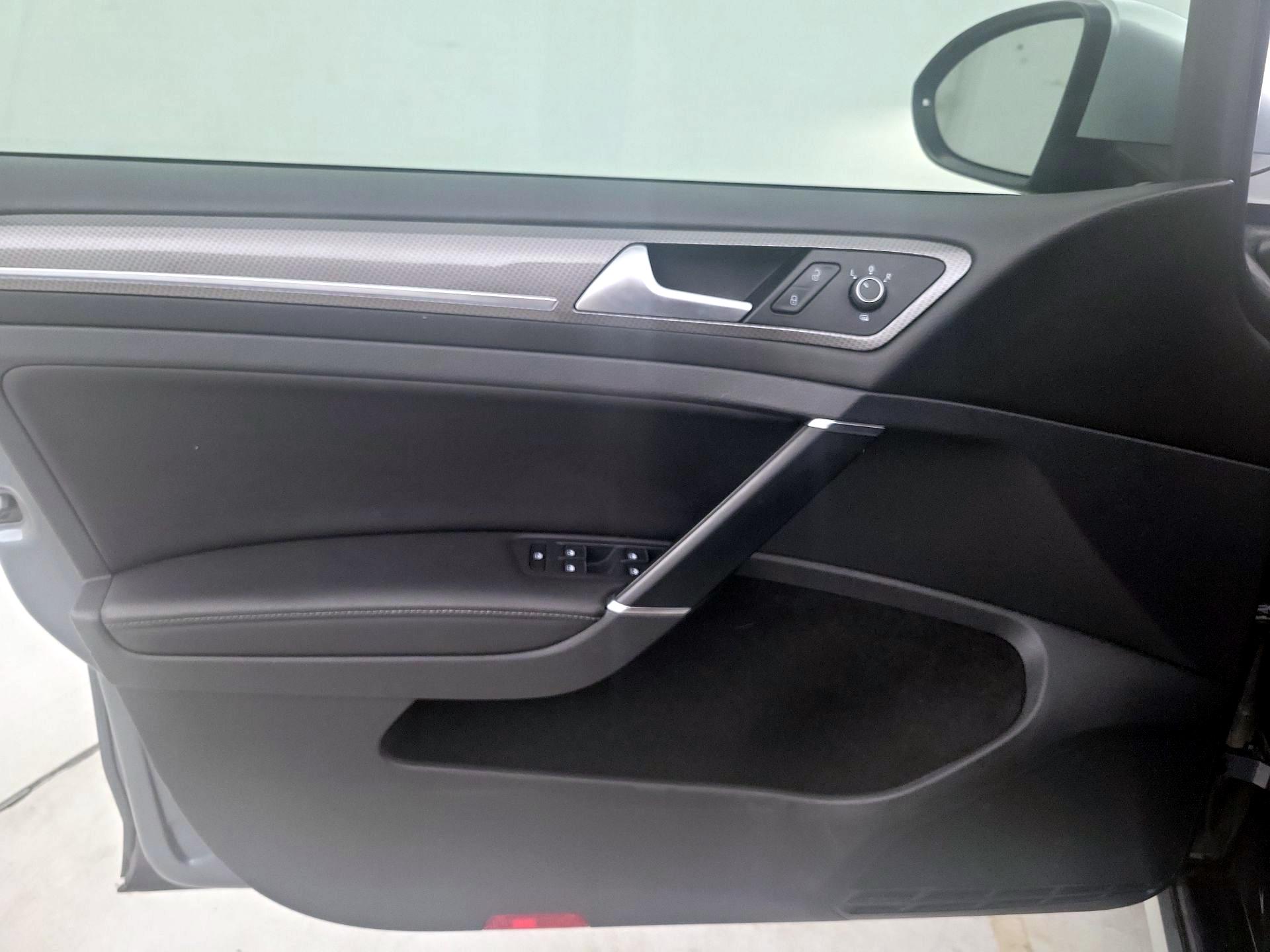 Thumbnail: 2017 Volkswagen Golf - 12