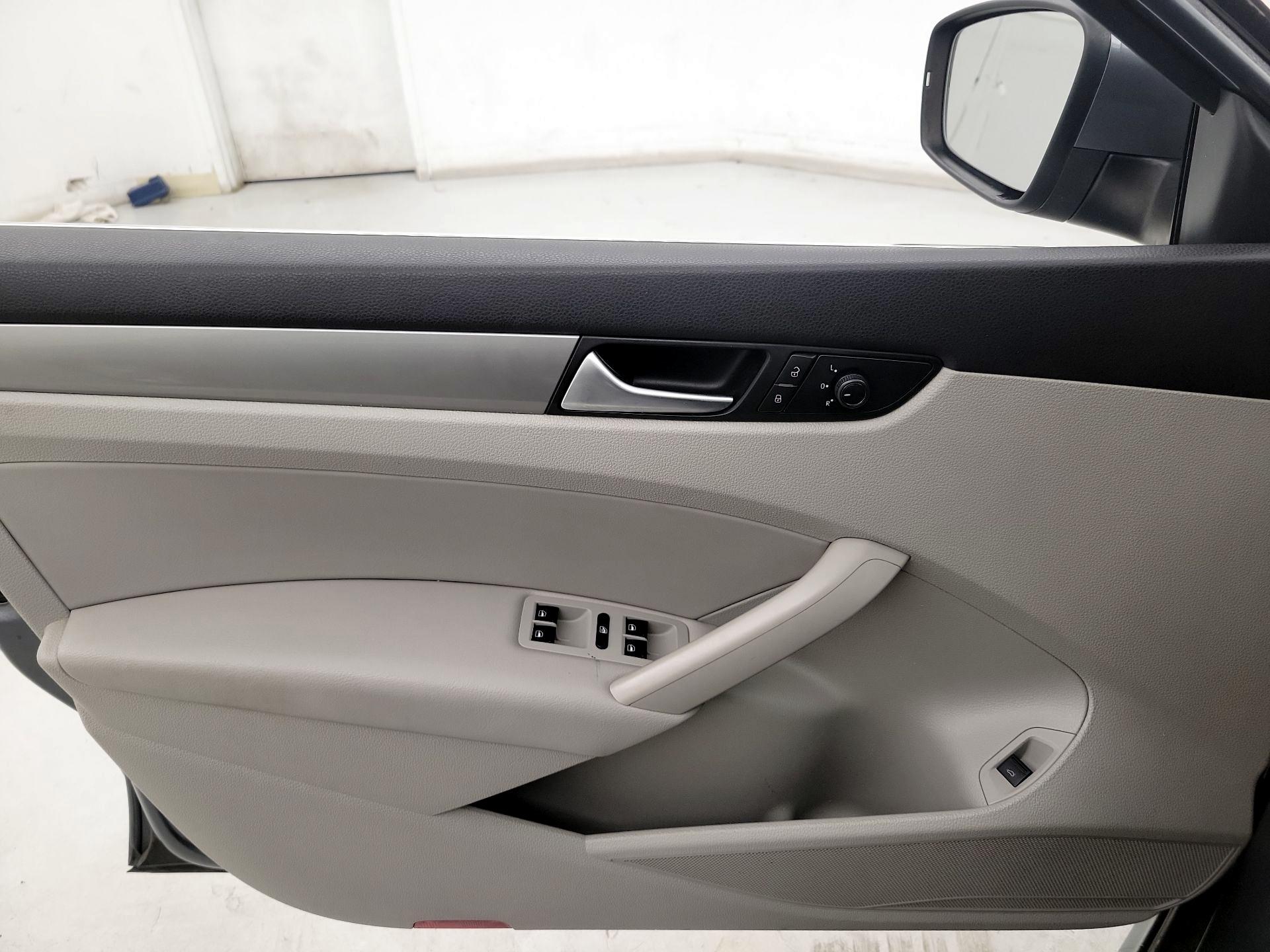 Thumbnail: 2015 Volkswagen Passat - 12