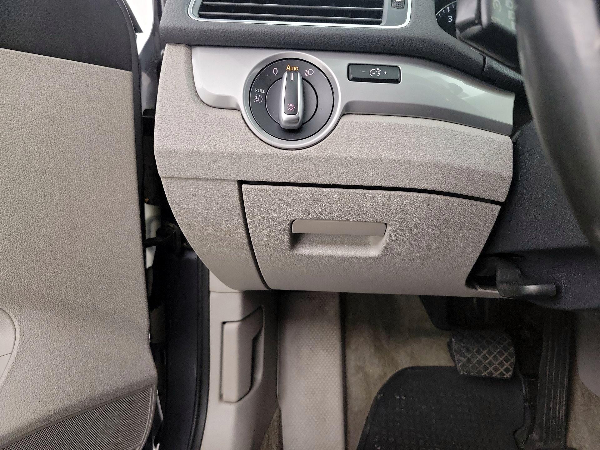 Thumbnail: 2015 Volkswagen Passat - 13