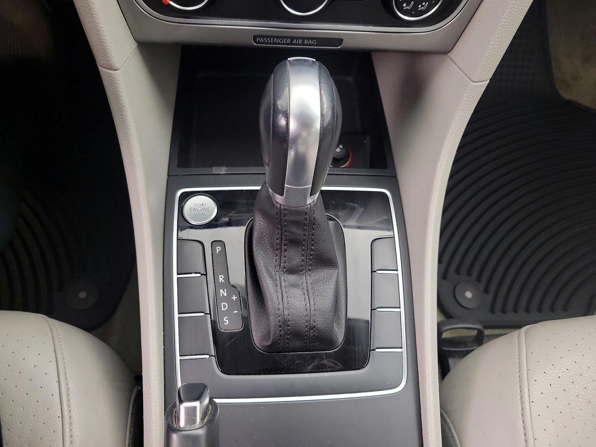 Thumbnail: 2015 Volkswagen Passat - 17