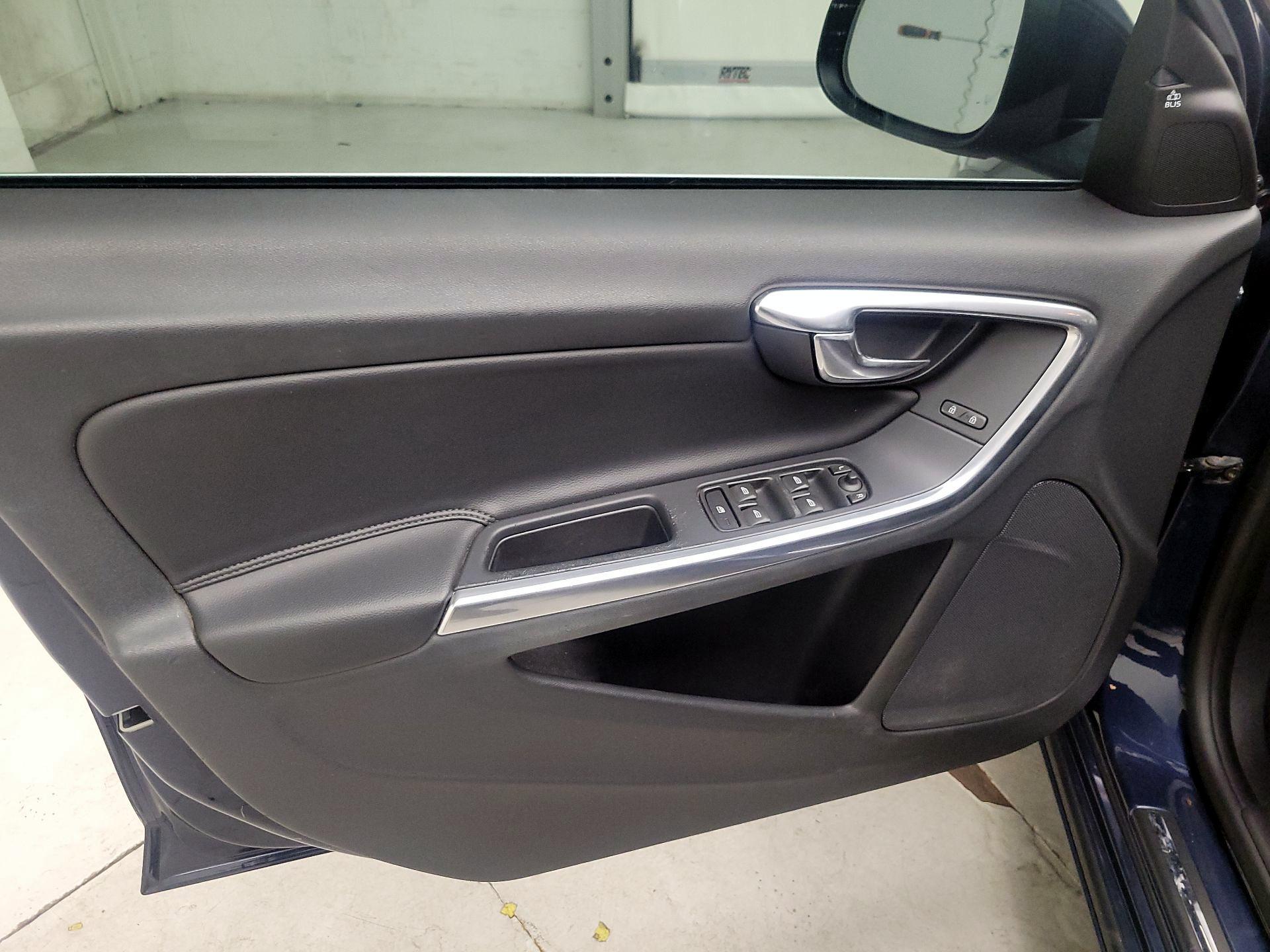 Thumbnail: 2015 Volvo V60 - 10