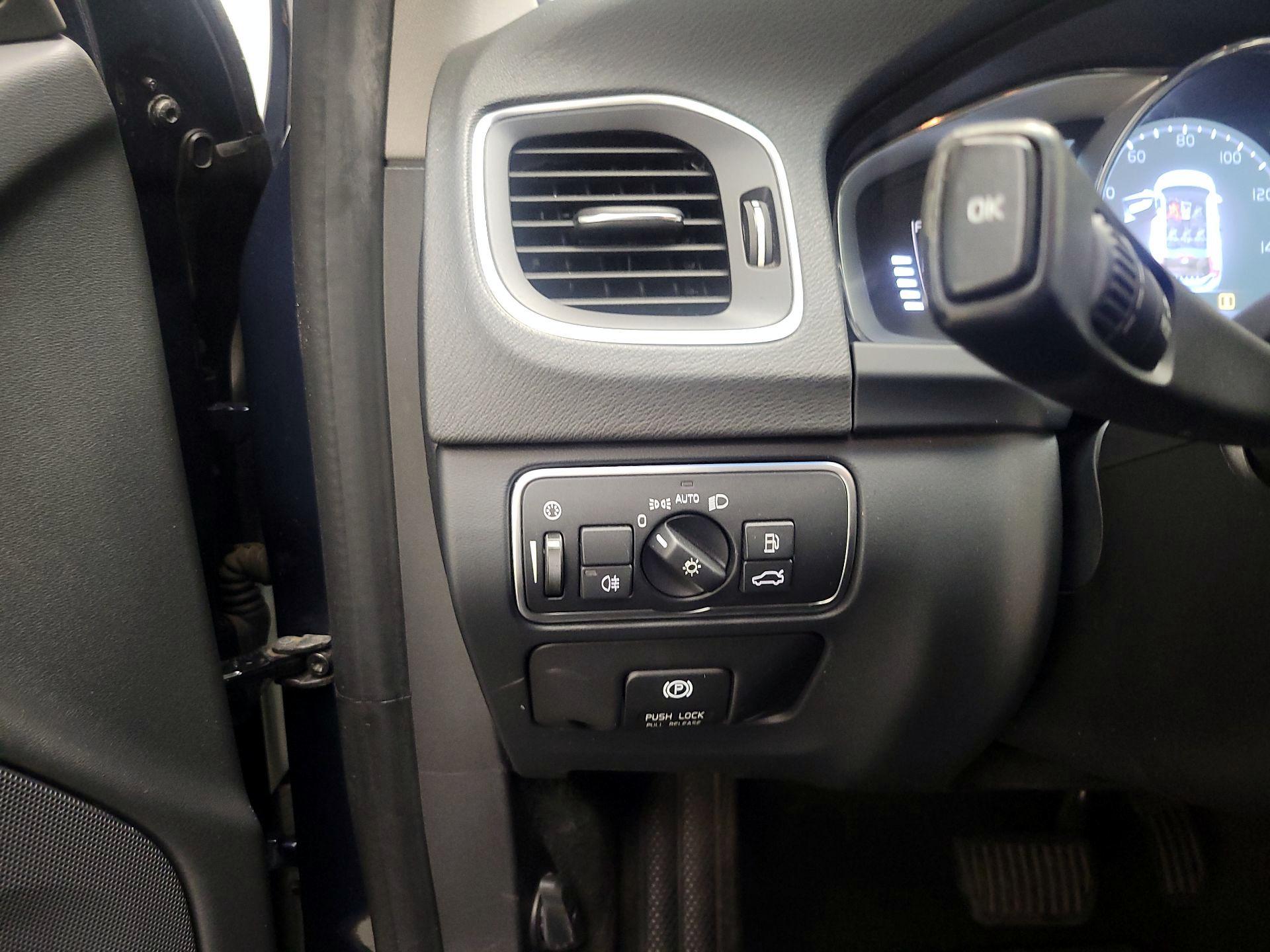 Thumbnail: 2015 Volvo V60 - 11