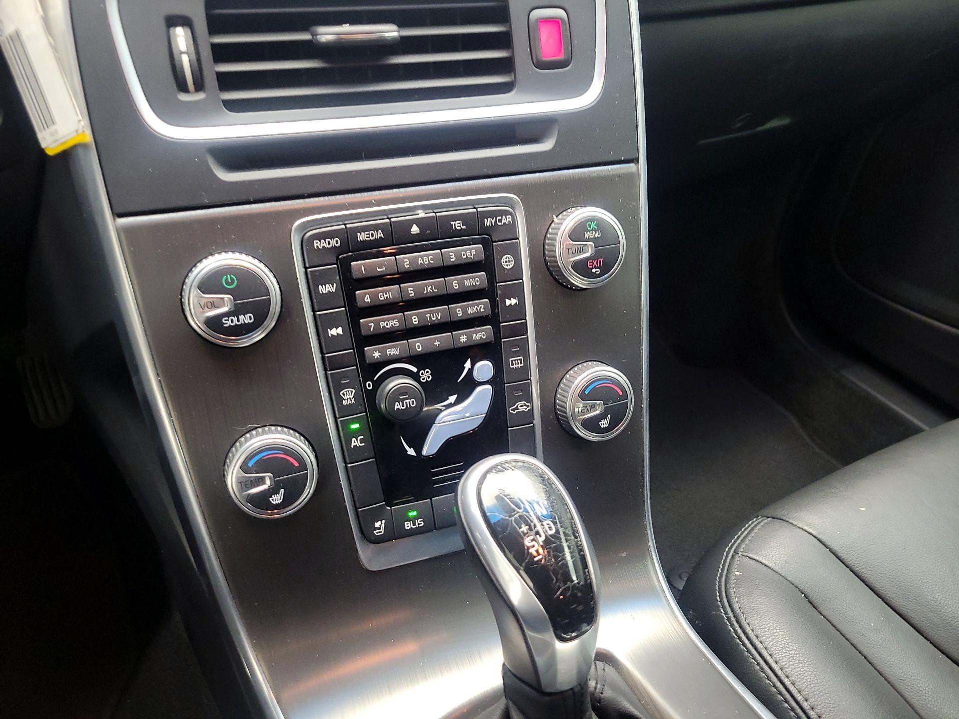 Thumbnail: 2015 Volvo V60 - 14