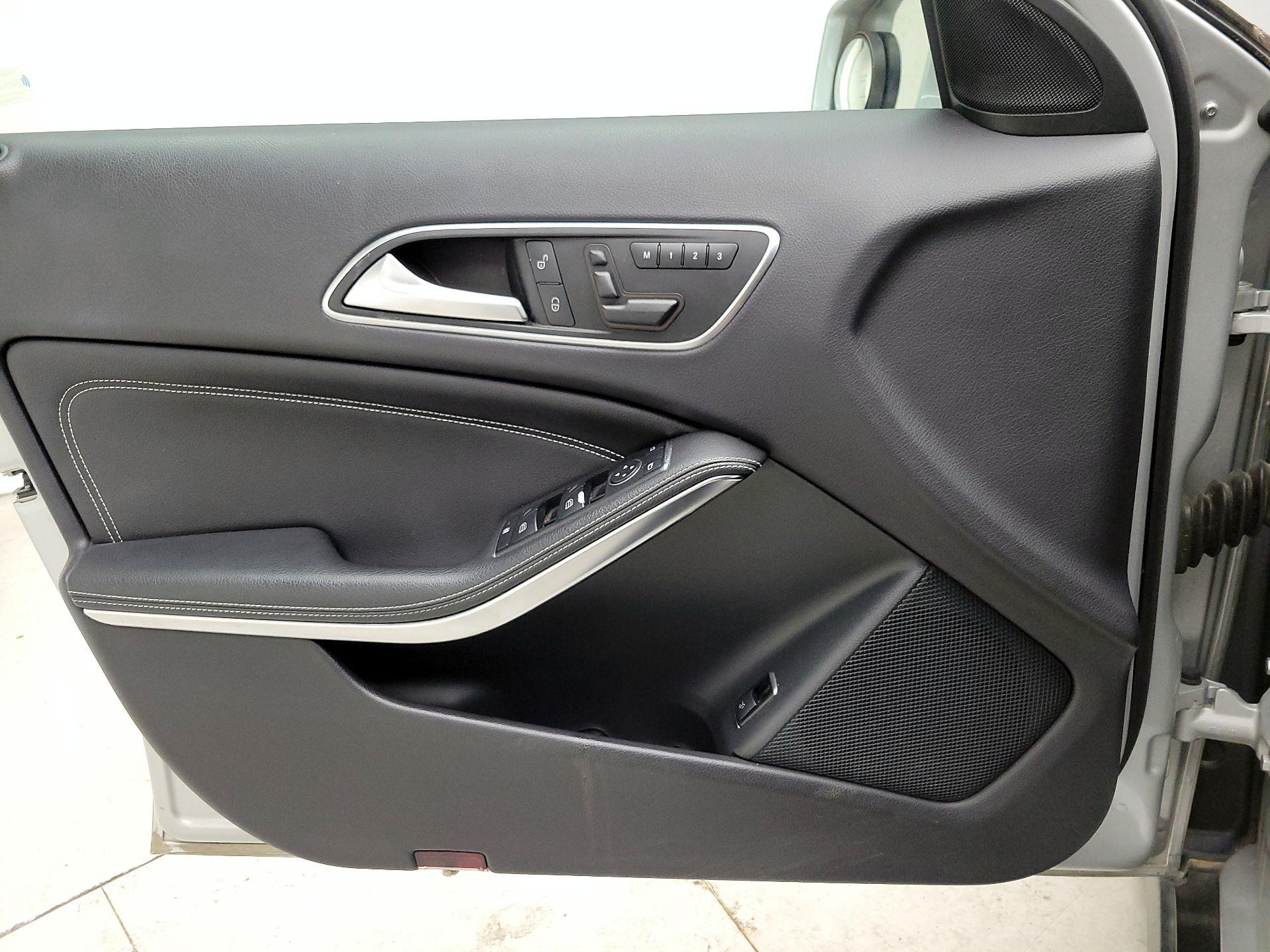 Thumbnail: 2015 Mercedes-Benz GLA - 10