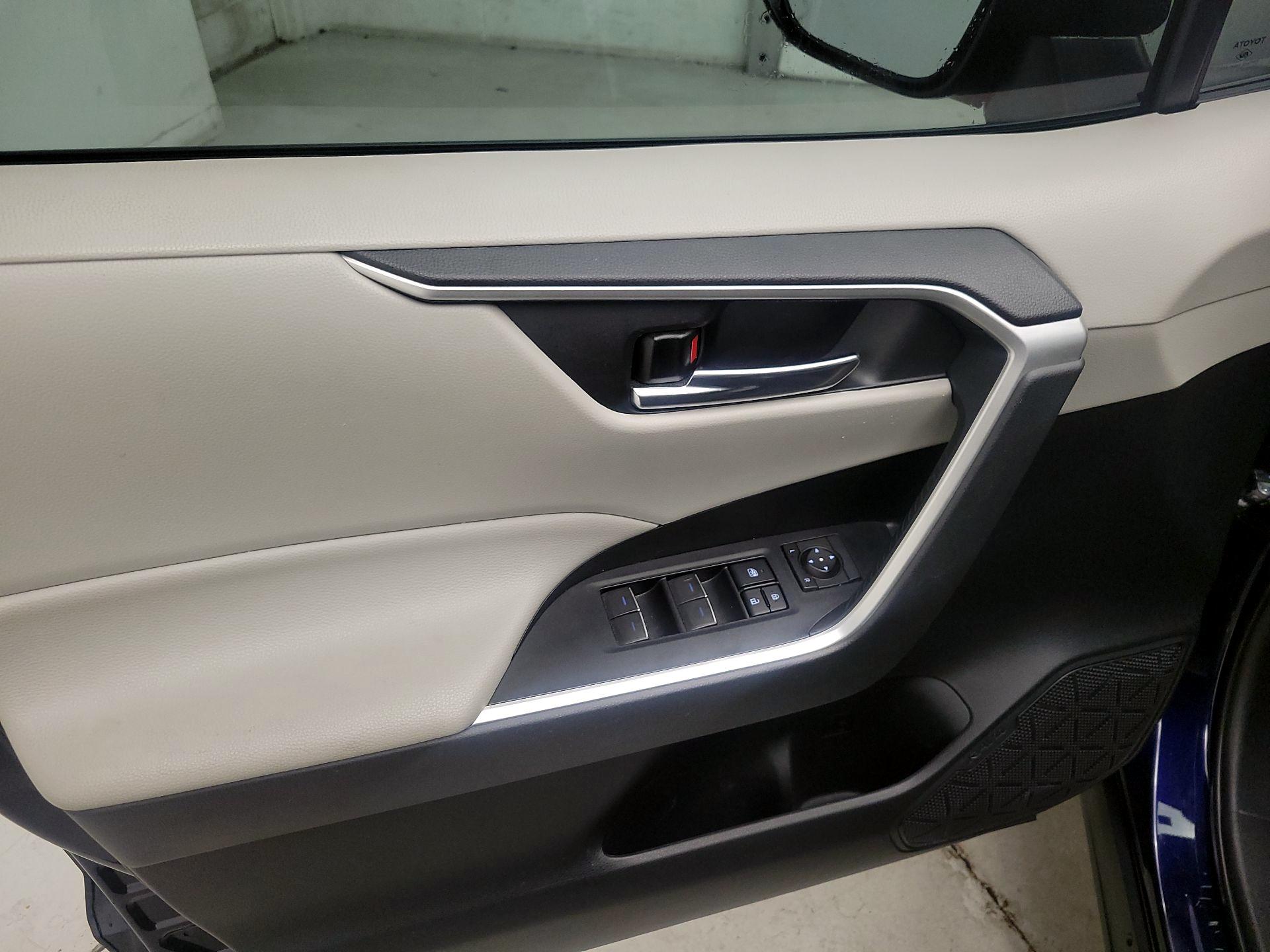 Thumbnail: 2022 Toyota RAV4 - 10