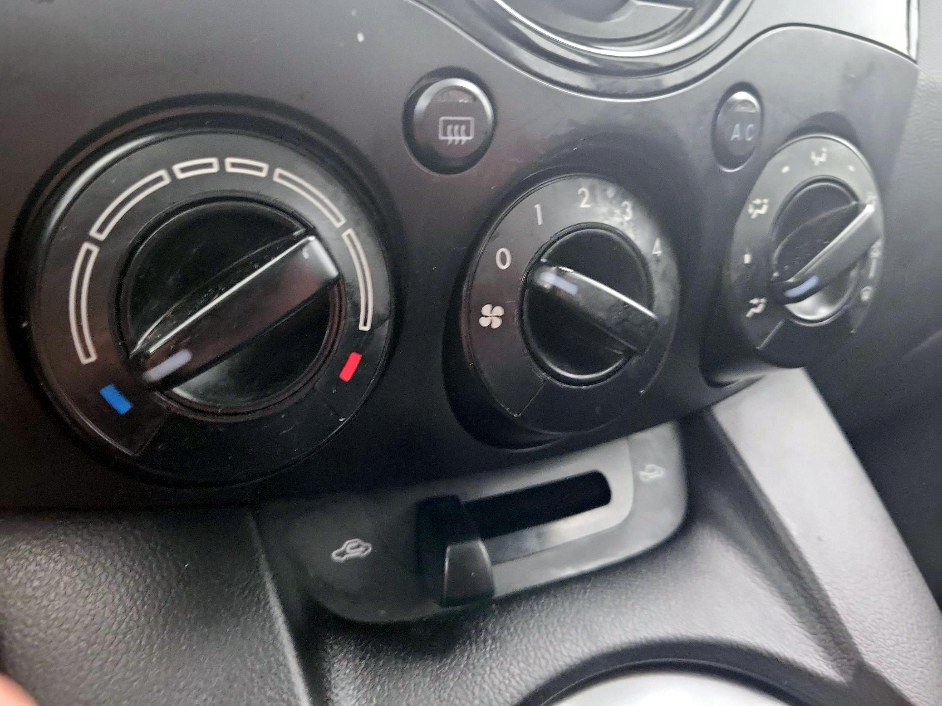 Thumbnail: 2014 Mazda Mazda2 - 15