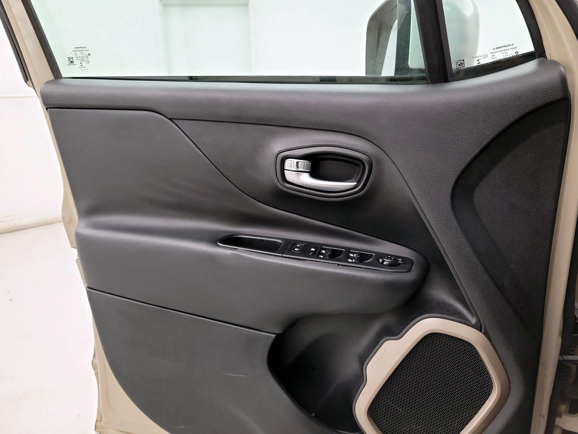 Thumbnail: 2015 Jeep Renegade - 10
