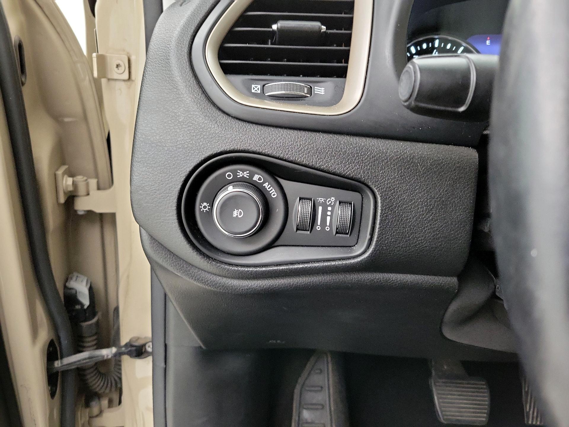 Thumbnail: 2015 Jeep Renegade - 11