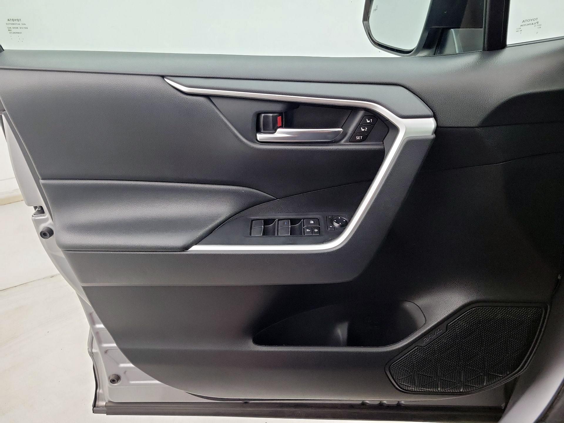 Thumbnail: 2021 Toyota RAV4 - 10